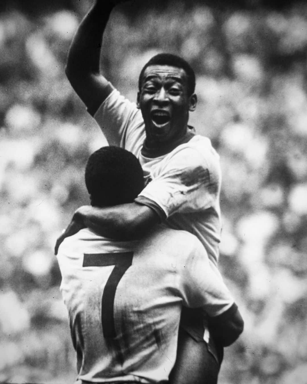 ガレス・ベイルのインスタグラム：「A giant of the game and the reason so many of us love football. Rest in peace, legend. 👑 @pele」