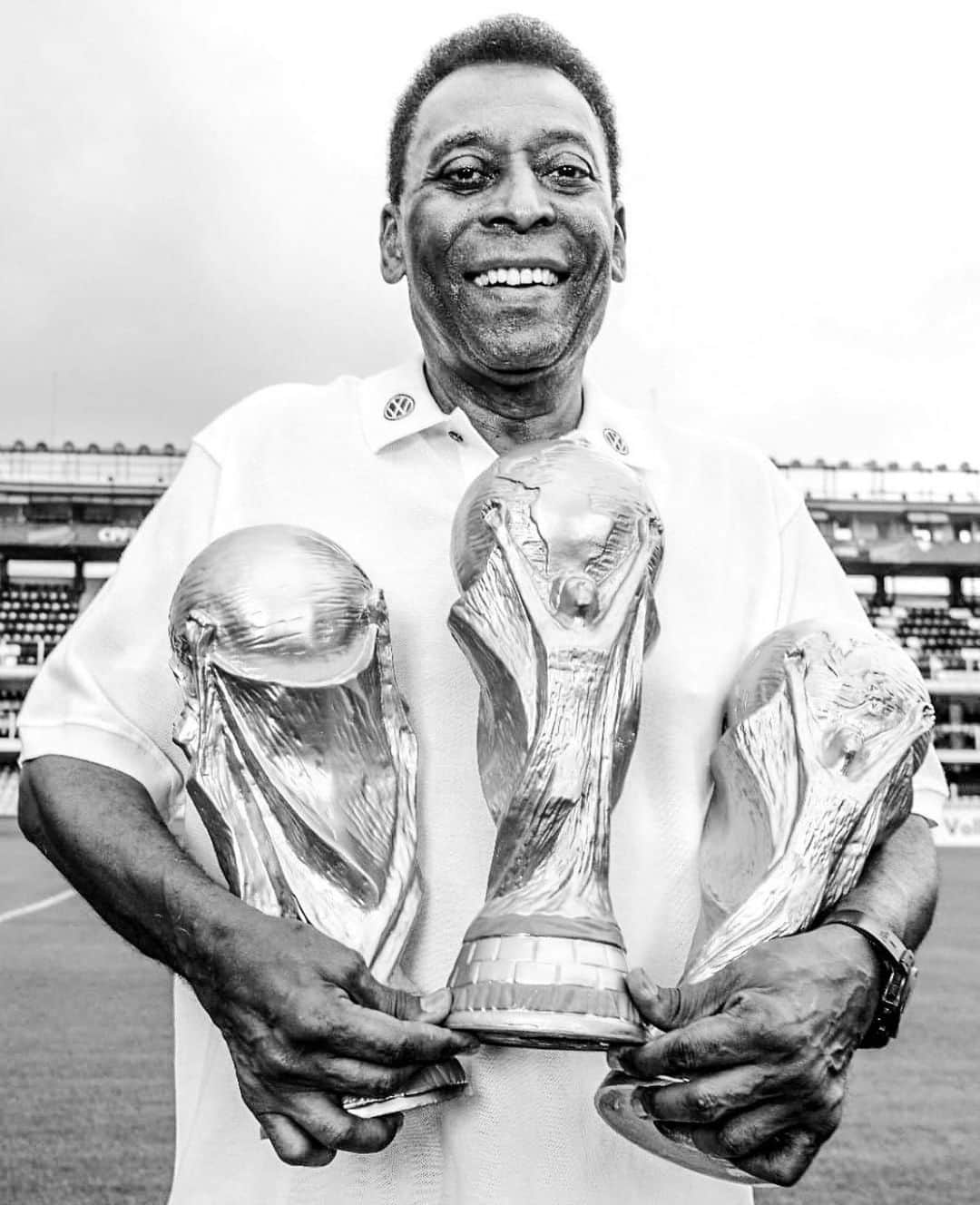 Jonas Sulzbachのインスタグラム：「Descanse em paz eterno rei Pelé 🖤 Obrigado por tanta alegria que tu nos proporcionou.」
