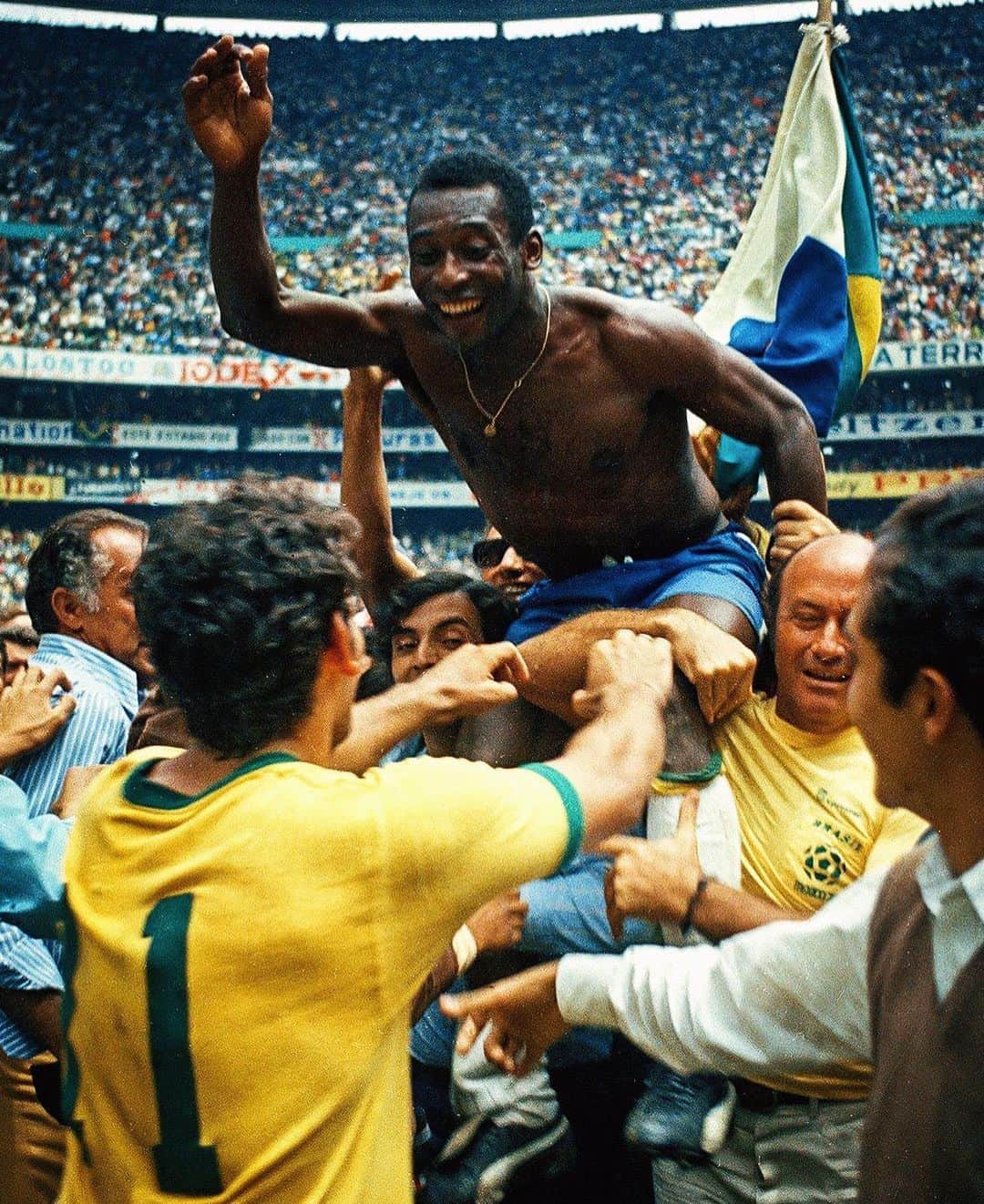 ピーター・ディンクレイジさんのインスタグラム写真 - (ピーター・ディンクレイジInstagram)「Brazilian legend Pelé has passed away at 82.   Rest In Peace. A legend who will be remembered forever 🇧🇷」12月30日 4時51分 - peterdinklage