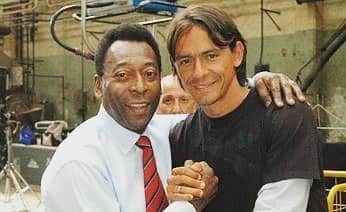 のインスタグラム：「Grazie per tutto quello che sei stato.   Campione eterno ci hai regalato il calcio moderno.   Addio O Rei. ♥️」