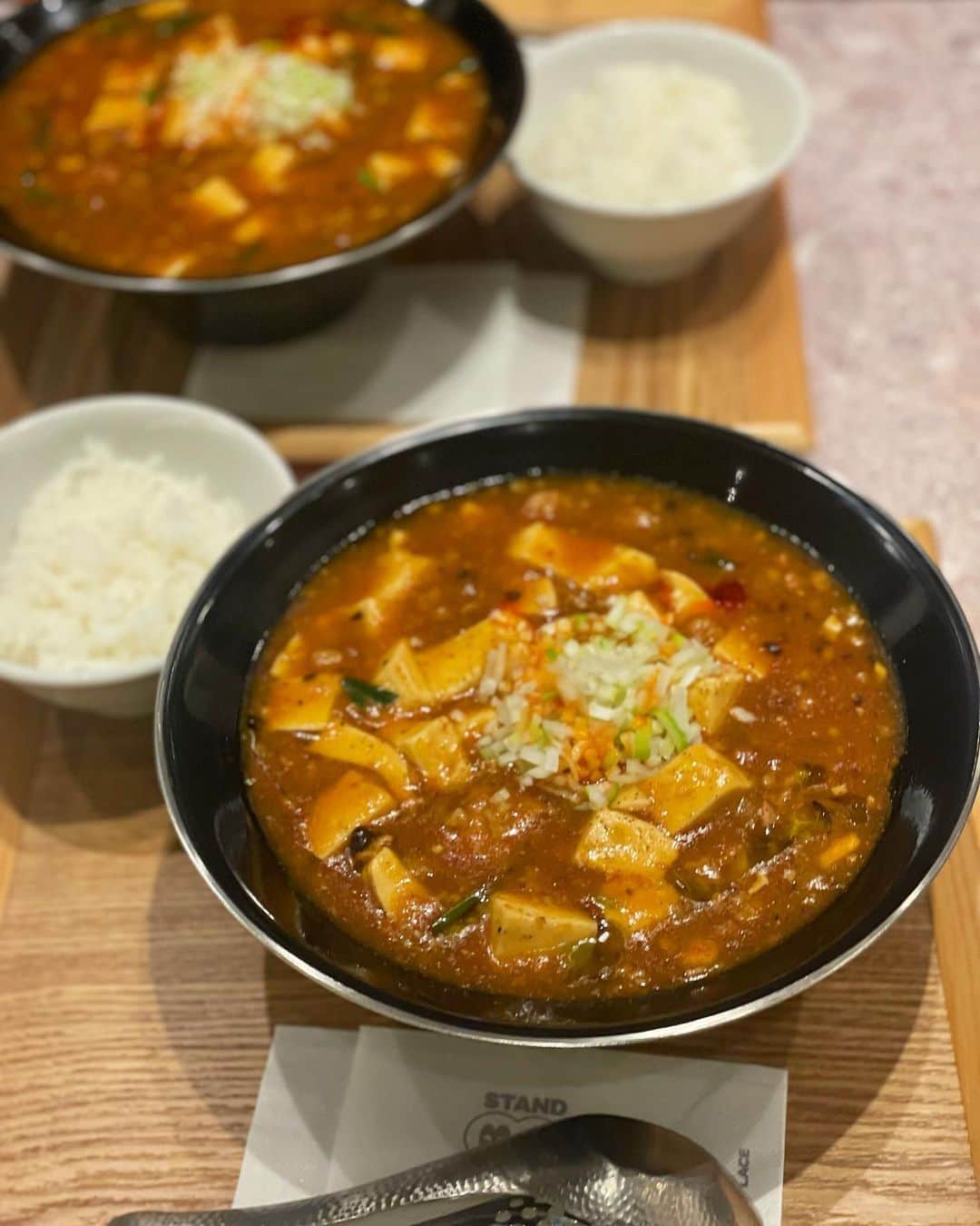 大塚七海のインスタグラム：「新しくラブラ万代にオープンした 三宝亭　SANPOU EAT PLACE🍜 メンバーと行ってきました🕺  私のだ〜〜いすきな全とろ麻婆麺を食べてきました😳🔥  辛くて山椒が効いててとっても美味しすぎるので、とにかく食べていただきたい1杯です！☺️  通います。笑  #三宝亭　さん　#全とろ麻婆麺 #新潟ラーメン　#新潟グルメ　#なな麺　#ラーメン #らーめん  #ラー活 #麺活 #麺スタグラム #麺 #ラーメン大好き #ラーメン巡り #ラーメンインスタグラム #ラーメン好きな人と繋がりたい #拉麺 #라면 #ramen #japanesefood #foodstagram #instafood #foodstagram #foodphotography #noodles #noodles」