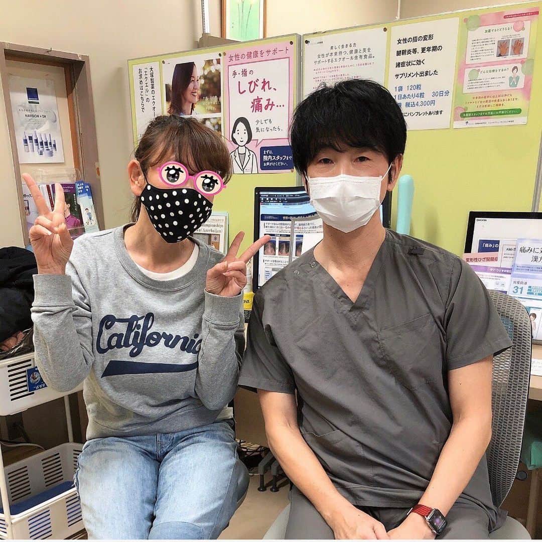 大原かおりさんのインスタグラム写真 - (大原かおりInstagram)「🥰🏥❤️  茨城県龍ヶ崎市にあるオススメの『野村医院』ねっ🏥💕 超人気なので早めの予約をオススメします♡♡♡ (※来年は1月4日からだそうです。)  私は高校生の頃から巨乳なので…慢性の肩こりで(笑) 野村医院では、針を刺さずに赤外線をスポット状に照射してコリやハリをほぐしてくれます。 先生が上手なのでピンポイントで凝っている部分に沿って赤外線を当ててくれるので、終わった瞬間にすぅ〜っと肩が軽くなって今まで感じなかったスペースを感じるというか…スッキリしすぎて本当にビックリ🤩❤️ 機械の良さにプラスして確実に先生のセンスですよね♡  肩こりヒドい方、野村医院オススメですよ💁‍♀️🏥 痛みも緩和してくれて幸せ〜🥰💓  そしてもう１つ幸せなのが。。。 赤外線治療をしてもらっている最中に、 ほっぺたに麻酔シートを貼って… 治療が終わったあとに、窪んだ頬にヒアルロン酸を打ってもらえるという時短のテクニック🤩🤲 しかもアーティストの様に先生のセンスが抜群なので 全部お任せできます👏🥳💉  それ以外にも、コロナの抗体がどれくらいあるかの 血液検査もしてもらいました❤️  病院やクリニックって予約を取ったり待ち時間が長かったりするけど、野村医院はクリニックも隣接されているから、いっぺんにあれやこれやとやって頂けるのでありがたいです❣️❣️  院長先生もとっても優しくて親身になって色々と相談に乗ってくださるので、体や美容のことでお悩みにある方は是非行ってみてね🙋‍♀️🏥  私もまた来年早々に色々とやってもらいに 行きたいなっ😘❤️(←野村医院の虜。w)  🏥野村医院🏥 茨城県龍ヶ崎市根町3316 診療科目/内科・皮膚科・整形外科・婦人科・美容科 診療時間/9:00～11:30 15:00～17:00 (土曜のみ16:30） 休診日/木・日・祝日 https://www.nomura-iin.com  #茨城県 #竜ヶ崎 #龍ヶ崎市 #野村医院 #野村病院 #野村クリニック #根町 #内科 #皮膚科 #整形外科 #婦人科#美容科 #美容外科 #肩凝り #ヒアルロン酸 #美容 #美肌 #医学美容 #美容 #美容女子 #女子力アップ #女子力向上委員会 #👱‍♀️💕」12月29日 20時37分 - oharagaori_otty