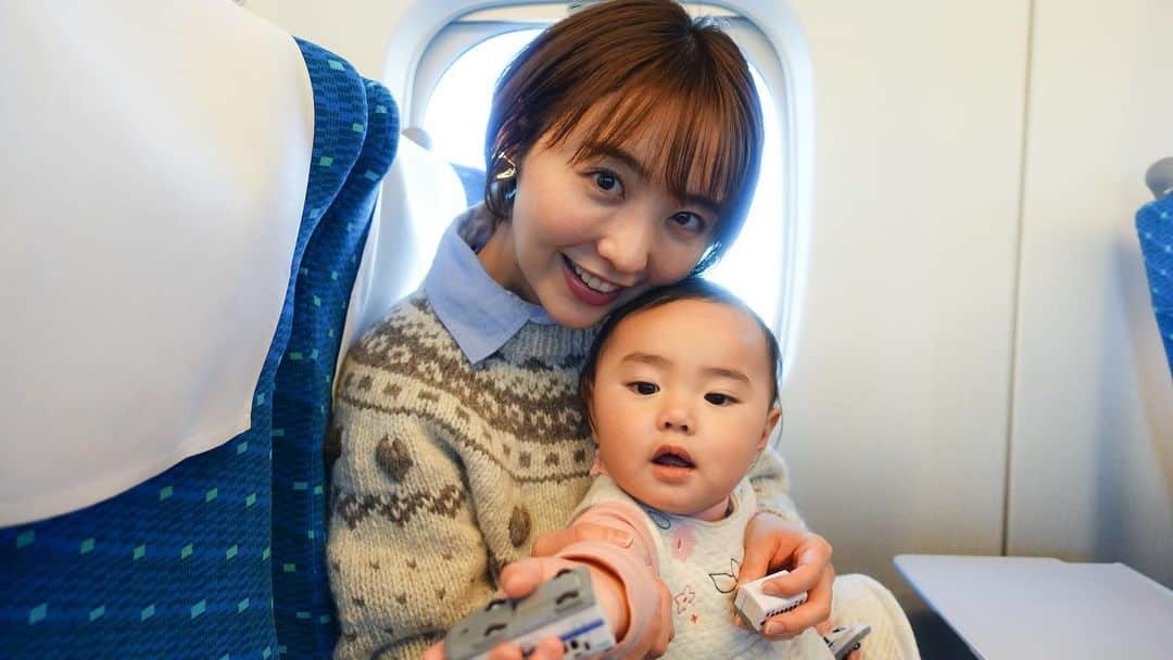 おのののかのインスタグラム：「🚅 新幹線のぞみ号で年末年始に運行されている 【お子さま連れ専用車両】に 娘と一緒に乗ってきました🚅✨  少し前に京都に行ったときも新幹線で 行ったのですが帰り娘がギャン泣き、、  ２時間半ほぼずっとデッキで抱っこという 大変な時間を過ごしたのです😇笑  今回は【お子さま連れ専用車両】ということで 少しドキドキして乗ってみたのですが これが本当に良かったです🥹🙏✨✨✨  当たり前ですが、周りは子どもだらけ❤️ 終始ワイワイしているのが逆に落ち着くのかな？ ずっと良い子で過ごしてくれました😭👏👏  最終的に斜め後ろのお姉ちゃんに 新幹線のおもちゃをあげようとしてました🤣🤣🫶  普通車で行ったときは少し大きな声を 出しただけでドキドキしてたから その焦る気持ちが娘に伝わって 泣いちゃったりしてたのかな、、🥹  こういうサービスがあると 子連れでも本当に心強いですね、、！  お子さま連れ専用車両の運行は１／９までです✨ 年末年始に新幹線を利用する方は是非👶🏻❤️  #お子さま連れ専用車両 #PR」