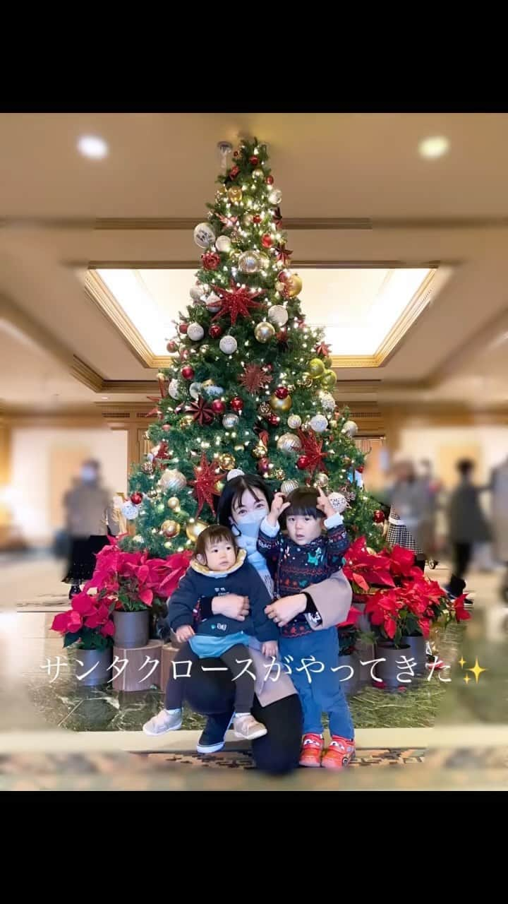 野口綾子のインスタグラム：「年末なのに、まだ全然クリスマス気分です ツリーも出しっぱなし、お年賀も買ってない、ほんとにあと2日で今年終わるの？ 色々来年に持ち越しそうです笑  #クリスマス #christmas #年末 #幸せをありがとう #子供とクリスマス #子供のいる暮らし #赤ちゃんのいる生活 #2歳差兄妹 #1歳女の子 #3歳男の子 #babygirl #3yearsold」