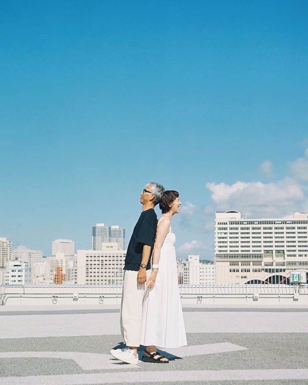 美紀さんのインスタグラム写真 - (美紀Instagram)「14th Wedding Anniversary at kanaukan 今年で14年目 旅先のお気に入りの宿で ささやかなお祝い 松本にある老舗 マサムラ洋菓子店の シュークリームとエクレアに ろうそく立てて（笑） プライスレスな美味しいひととき  お互い照れながら ひとことずつ 感謝の気持ちを伝えました  2枚目は今年の沖縄旅で  @poro_merria さんが撮ってくれた くしゃくしゃの笑いがお気に入りの1枚 お互い健康で またいっぱい笑える日々を 送れますように  みなさん、今年もありがとうございました よいお年をお迎えください  #WeddingAnniversary  #miki_travel_shinshu #miki_travel_life  #miki_life」12月29日 20時33分 - miki_rolleilife