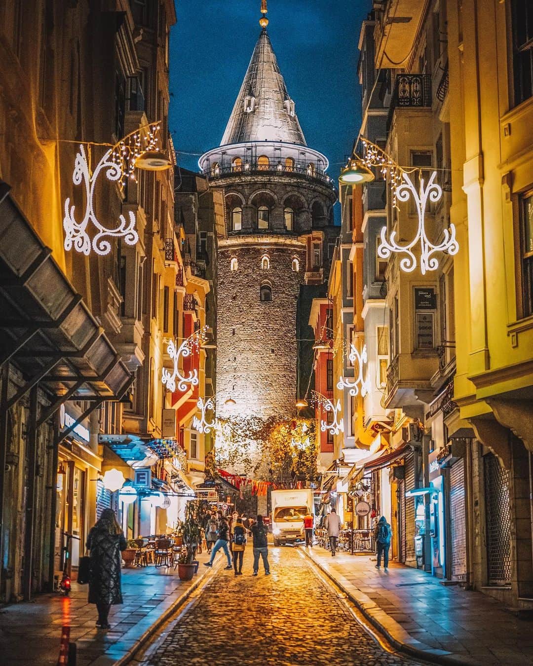 halnoのインスタグラム：「妖艶でエキゾチックなイスタンブールの夜。 街の明かり、モスクの明かり、路地裏の明かり。イスタンブールは灯火が美しく、そして似合う。 ・ ・ The bewitching and exotic night of Istanbul. The lights of the city, the lights of the mosques, and the lights of the back alleys. Istanbul is beautiful and suits the lights. ・ 🇹🇷 #GoTürkiye #Goİstanbul #İstanbulisthenewcool ・ ・ Special thanks @goturkiye @goturkiye_jp  tour guide @thoronaga カーンさん❤️」