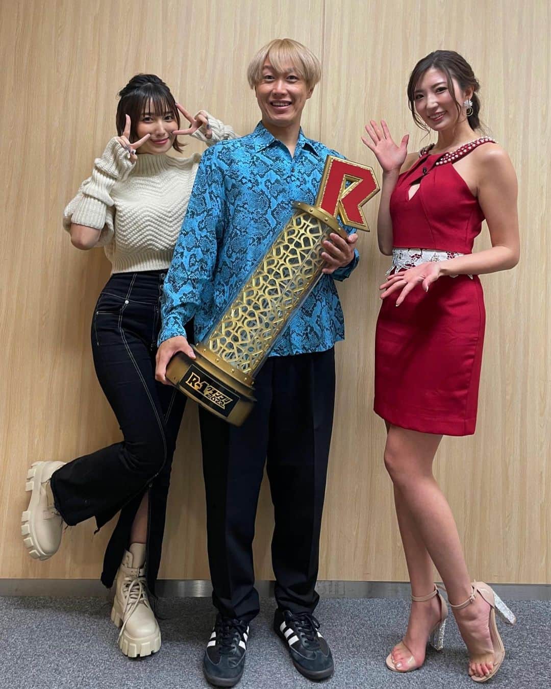 小島みゆのインスタグラム：「お仕事ご一緒した お見送り芸人しんいちさんと R-1トロフィー‼︎ すごいい！😳✨✨✨✨」