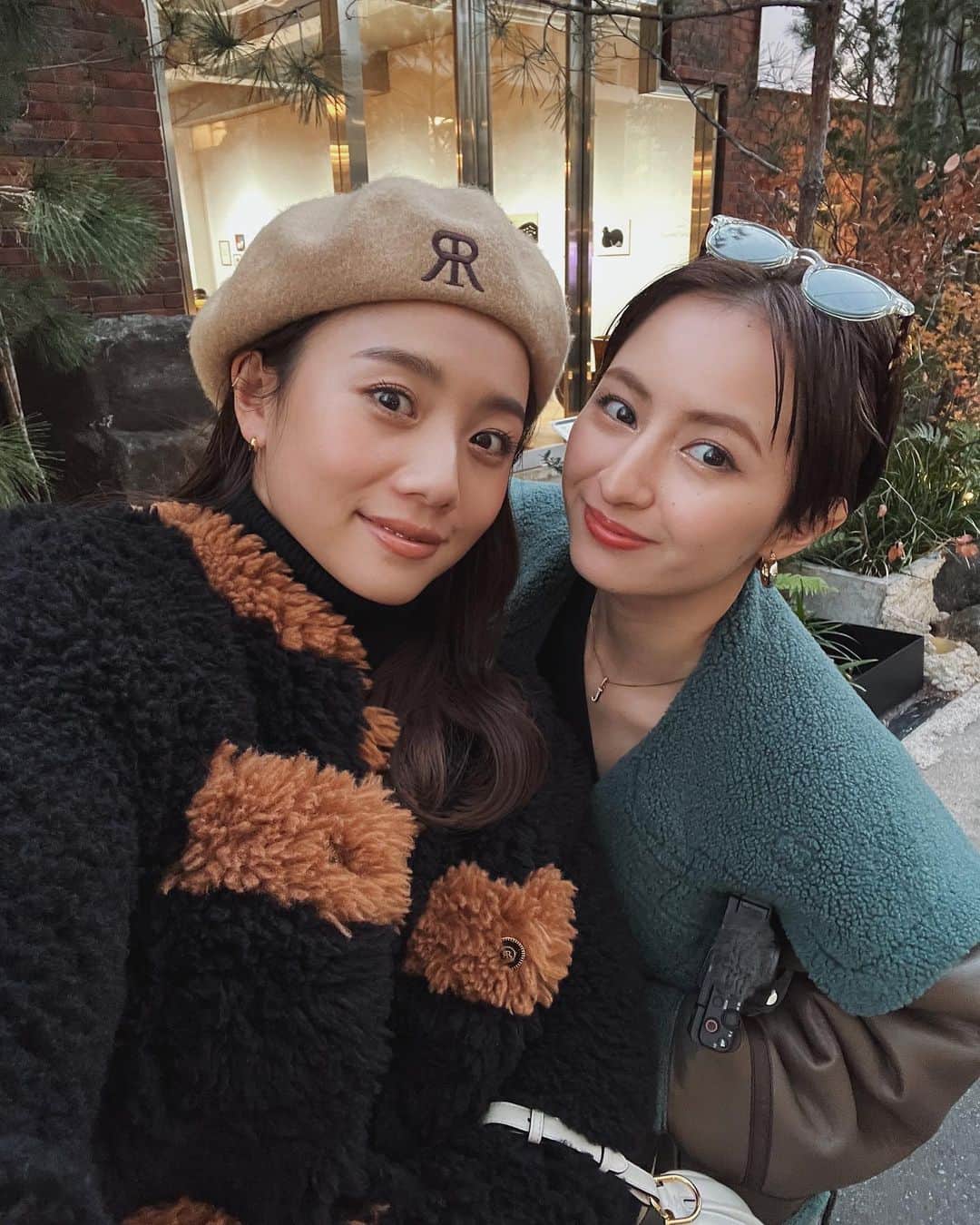 のインスタグラム：「2人で忘年会的な☕️ 短い時間で沢山話した日🤍 また来年ね🫶🏻 . #cafe #friend #cafetime #breaktime  #selfie #photo #daikanyama  #tokyocafe」