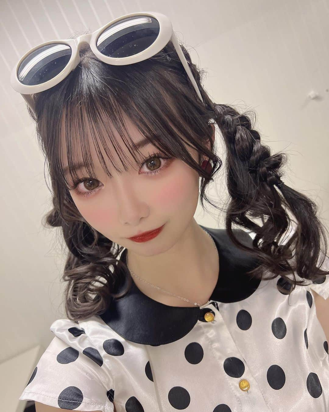 涼本理央那のインスタグラム：「久々の衣装でしたっ🖤  私意外とヘアアレンジ出来るのです❕笑 これのテーマは美容室帰り！😜笑   #福岡 #アイドル #ヘアアレンジ #ツインテール #セルフアレンジ #セルフヘアアレンジ #🕶」