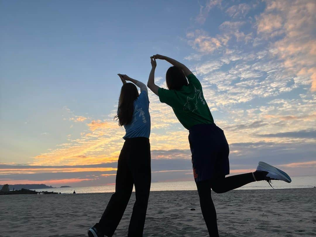 久保円華のインスタグラム：「下田東急ホテル夜のルームツアー第２弾🌃 満点の星空おすすめ観察コースを見つけました🤲🏻✨ ビーチでのご来光参拝の様子も🐬  リンクはストーリーズハイライトにも載せています😊 年末年始のゆったりタイムによろしければお供させてください〜🌈  https://youtu.be/HLR4EcSTiUA  #下田市 #下田東急ホテル #吉佐美大浜 #金目一番 #tシャツコーデ #金目鯛 #starrysky #kisamiohama #sunrise #shizuoka #japan」