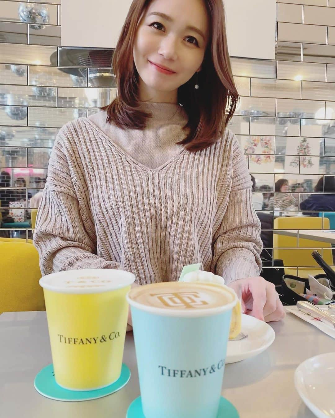 築山可奈さんのインスタグラム写真 - (築山可奈Instagram)「. Tiffany Cafe☕💙 クリスマスツリーもかわいかったぁ😊  Tiffanyのコップほしい～✨✨  #tiffany #tiffanycafe #anniversairecafe #カフェ巡り #カフェ活」12月29日 21時14分 - kana.tsukiyama