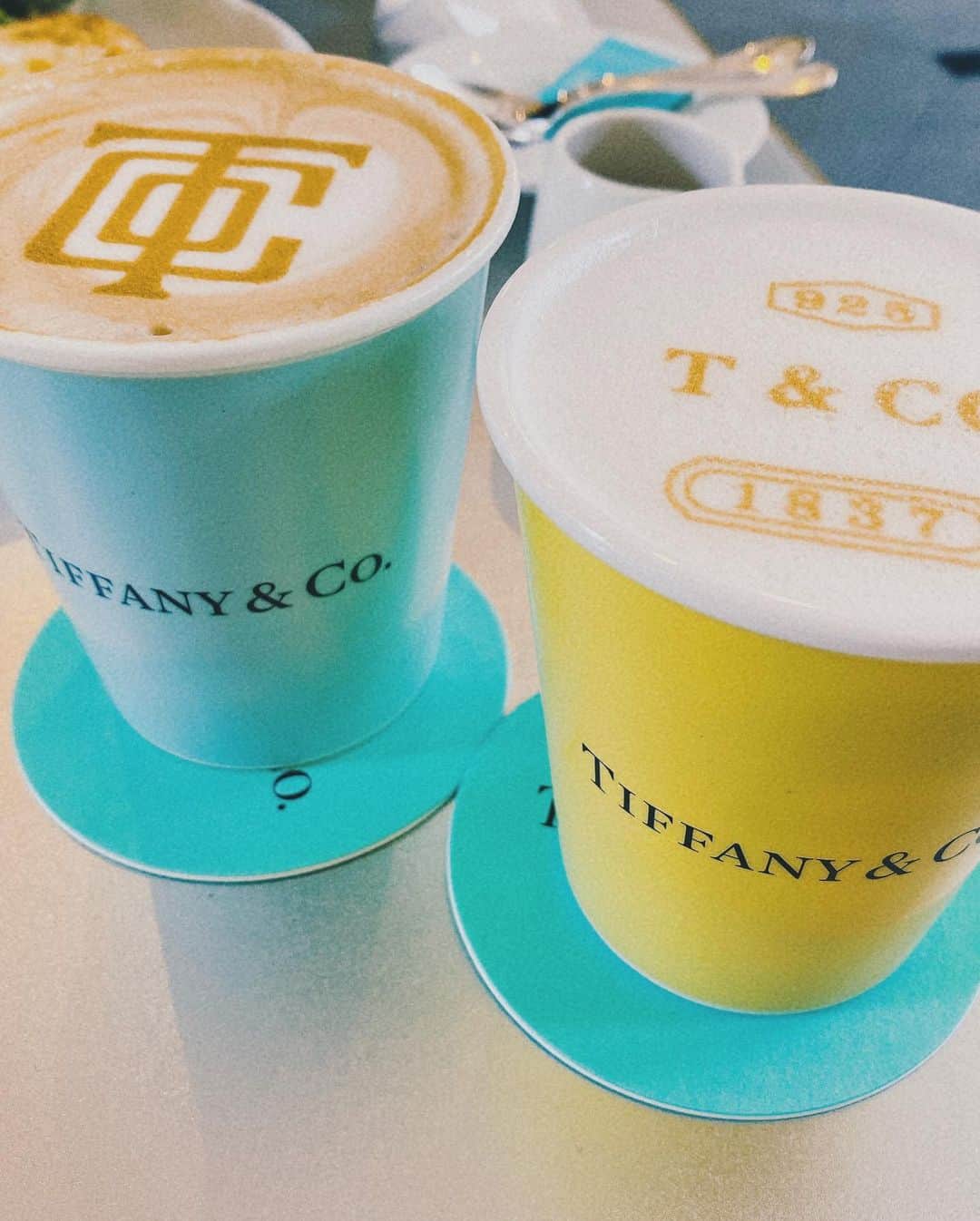 築山可奈さんのインスタグラム写真 - (築山可奈Instagram)「. Tiffany Cafe☕💙 クリスマスツリーもかわいかったぁ😊  Tiffanyのコップほしい～✨✨  #tiffany #tiffanycafe #anniversairecafe #カフェ巡り #カフェ活」12月29日 21時14分 - kana.tsukiyama