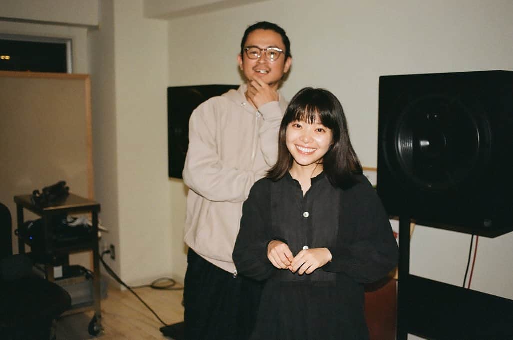 岸井ゆきののインスタグラム：「現像が間に合わなかったり時差があり出してなかった写真📸  長岡亮介さんと知り合った頃は二種類の皿洗いバイトをしていたのでこうして自分の映画でラジオに呼んでもらえてとても嬉しかったですね 『パンドラの果実』たのしかった。season2では返り血を浴びたり、 歌番組でディーンさんが歌う主題歌『Apple』の曲振りを担当させていただき、何よりも緊張した🍎 （パンドラの果実は2023／1／11にBlu-ray発売します💿ﾊﾞﾘｱﾌﾘｰ日本語字幕あります）  4枚目は三宅組『ケイコ』のロケハンのときだから2年前だ。いやあ、荒川区。変わらないでいてほしいけど街は変わっていくからなぁ。 わたしがなにやら吊り下げられているのは市井組の『犬も食わねどチャーリーは笑う』で初めてのワイヤー体験。あれは凄い。高いところはたのしい。 映画は、撮影自体は一、二年前に撮ってるから写真を出すタイミングがむずかしいne  👗嬉しいのは海外映画祭に自分も登壇することができたこと。 （ふしぎ発見に出演したとき、２回目のパーフェクト！クリスタル仁くんをゲットしたのも。笑）  なんと言っても映画館にたくさんの方が足を運んで下さりとても嬉しいです。 わたしも時間さえあれば映画館にいる。 これからも通うし、『ケイコ 目を澄ませて 』の上映も続くので、また劇場で会いましょう。映画、観てね。  今年あともう少しのこってるけど、身体に気をつけて、みなさん好きなように食べたり寝たりしてたのしくすごしてください。 おしごと残ってる方も、ファイトです🥊🥊 今年もほんとうにほんとうに有難うございました。アリガト。おつかれ！良いお年を！！」