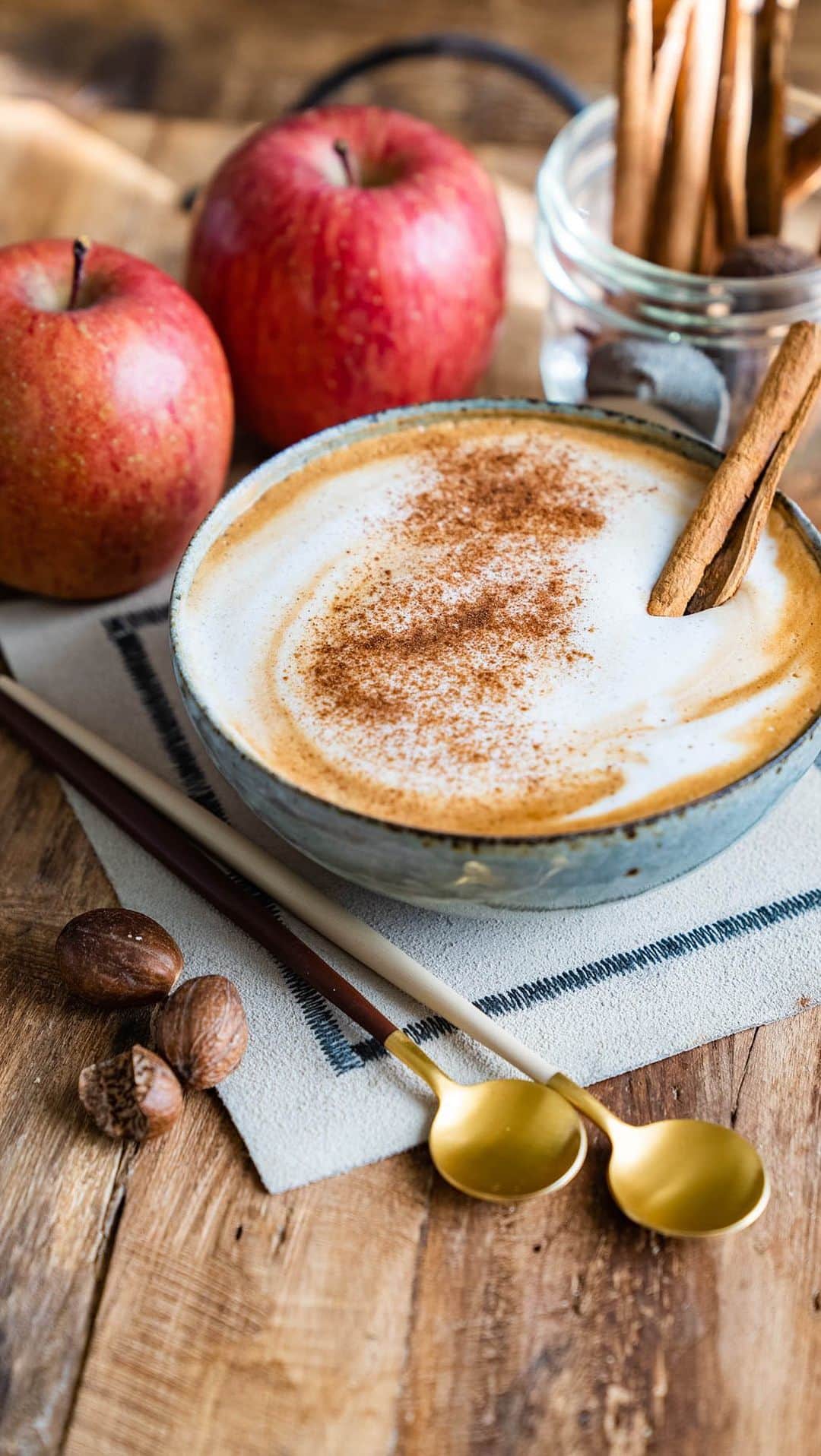高嶋綾也のインスタグラム：「Apple Cider Oat Milk Latte🍎 Have you ever tried this before? If you haven’t, you should😎😎  アップルサイダーオーツミルクラテ アップルサイダーは、炭酸リンゴジュースでもリンゴ酢でもありませんよっ！笑 詳しい作り方はPeaceful CuisineのYouTubeチャンネルでフル動画をチェック☺︎  今回使ったのは、OATSIDEのオーツミルク。泡立ちが良いのでラテアートも描けます。砂糖不使用でほんのり甘く、薄いなんてこともなくクセも強くないのでコーヒーとの相性は良いのはもちろん、そのままでも美味しいです。Amazonでも購入できるので是非試してみてくださいね！  #oatmilk #oatside #oatmilklatte #オーツミルク #オーツサイド #オーツミルクラテ」