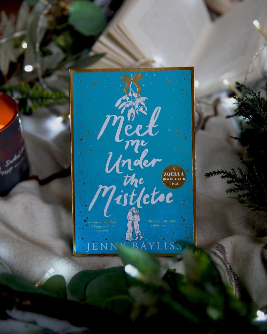 ゾーイ・サグのインスタグラム：「It's time for the reviews of our final Zoella Book Club pick of the year: Meet Me Under the Mistletoe by Jenny Bayliss 🎄 This gorgeously festive book is a heartwarming story perfect for curling up next to a roaring fire and embracing what the holiday season is really all about: slothing about the house in Christmas PJs for 5-7 working days. Head over to our story or Zoella.com to find out how team Zoella rated the December read and drop your thoughts in the comments 💭」