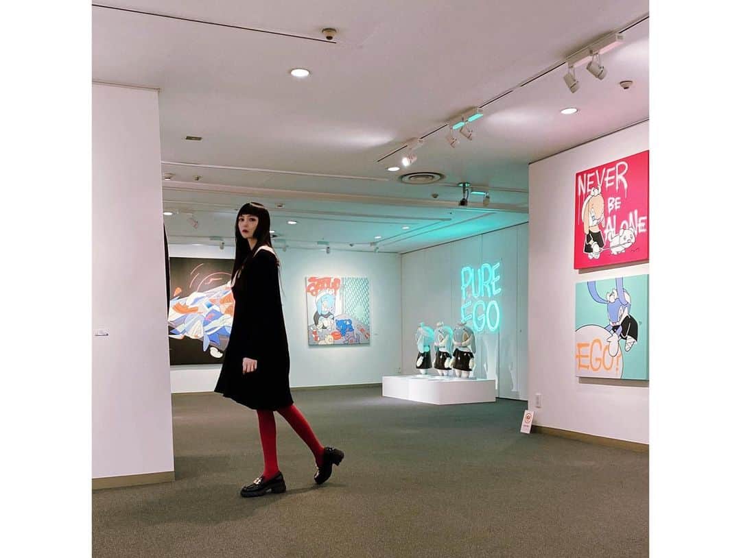 TORICOさんのインスタグラム写真 - (TORICOInstagram)「@arutasoup くん海外での個展が続いていたけど四年ぶりに日本で個展開催🇯🇵 くらうから観に行った方が良いよ🐇 ショーウィンドウや、大きなモニター動画も良かった  　西武渋谷店B館8階の美術画廊・オルタナティブスペースで、アルタスープ（Aruta Soup）による個展「ZERO」が開催される。日本での個展開催は4年ぶり。会期は12月28日から2023年1月9日まで。  　アルタスープはアニメ文化やイギリス特有のブラックジョークをミックスしたストリートアーティスト。複合化された社会とそこに住む人々の心理状態、時事問題についての対話を表現する。作品にはシグネチャーキャラクターとして、包帯を巻いたウサギ「ZERO」が頻繁に登場している。  　個展に先駆けて、A館1階のウィンドウとB階1階のエントランスステージでは、ZEROをモチーフとした新作「Runners High」を展示。未来に向かって音速で駆け抜ける疾走感のある姿が描かれる。個展では新作を含めた約26点の作品が並ぶ。  ■アルタスープ個展「ZERO」 会期：2022年12月28日（水）～2023年1月9日（月・祝） 会場：西武渋谷店 B館8階＝美術画廊・オルタナティブスペース 詳細ページ  ■西武渋谷店館内の展開 会期：2022年12月26日（月）～2023年1月23日（月） 会場：西武渋谷店 A館1階＝ショウウインドウ、popUpスペース、 B館1階＝エントランスステージ  #arutasoup #西武渋谷店 #artmeetslife  #contemporaryart」12月29日 22時04分 - toricotorico