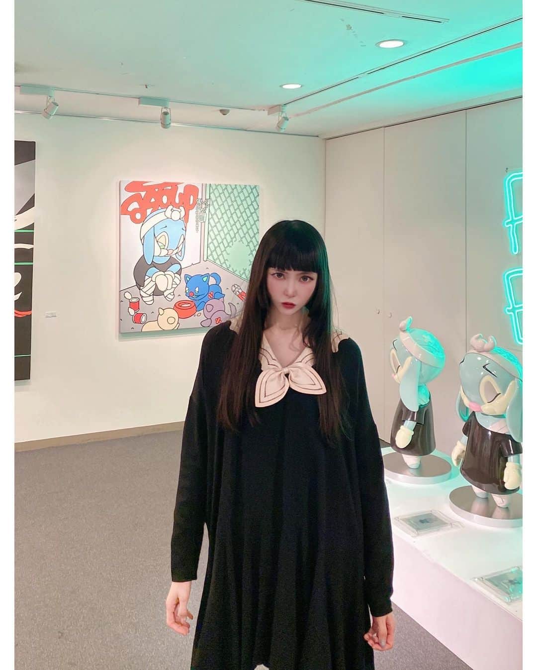 TORICOさんのインスタグラム写真 - (TORICOInstagram)「@arutasoup くん海外での個展が続いていたけど四年ぶりに日本で個展開催🇯🇵 くらうから観に行った方が良いよ🐇 ショーウィンドウや、大きなモニター動画も良かった  　西武渋谷店B館8階の美術画廊・オルタナティブスペースで、アルタスープ（Aruta Soup）による個展「ZERO」が開催される。日本での個展開催は4年ぶり。会期は12月28日から2023年1月9日まで。  　アルタスープはアニメ文化やイギリス特有のブラックジョークをミックスしたストリートアーティスト。複合化された社会とそこに住む人々の心理状態、時事問題についての対話を表現する。作品にはシグネチャーキャラクターとして、包帯を巻いたウサギ「ZERO」が頻繁に登場している。  　個展に先駆けて、A館1階のウィンドウとB階1階のエントランスステージでは、ZEROをモチーフとした新作「Runners High」を展示。未来に向かって音速で駆け抜ける疾走感のある姿が描かれる。個展では新作を含めた約26点の作品が並ぶ。  ■アルタスープ個展「ZERO」 会期：2022年12月28日（水）～2023年1月9日（月・祝） 会場：西武渋谷店 B館8階＝美術画廊・オルタナティブスペース 詳細ページ  ■西武渋谷店館内の展開 会期：2022年12月26日（月）～2023年1月23日（月） 会場：西武渋谷店 A館1階＝ショウウインドウ、popUpスペース、 B館1階＝エントランスステージ  #arutasoup #西武渋谷店 #artmeetslife  #contemporaryart」12月29日 22時04分 - toricotorico