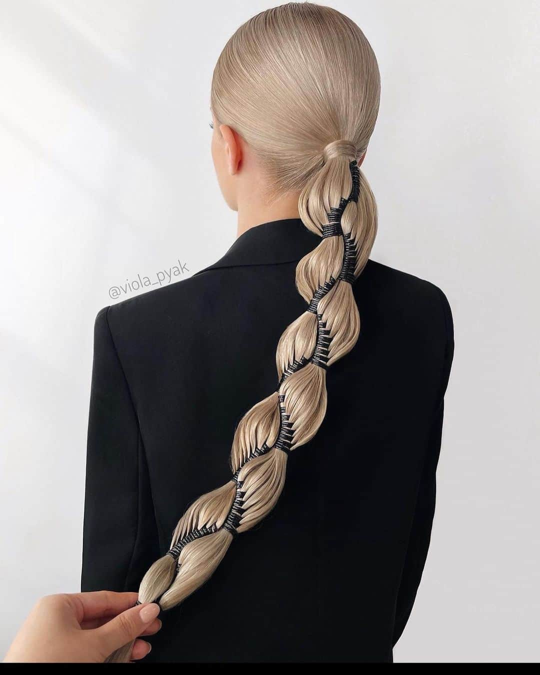 I N S T A B R A I Dのインスタグラム：「Absolutely stunning braid !! 🖤」