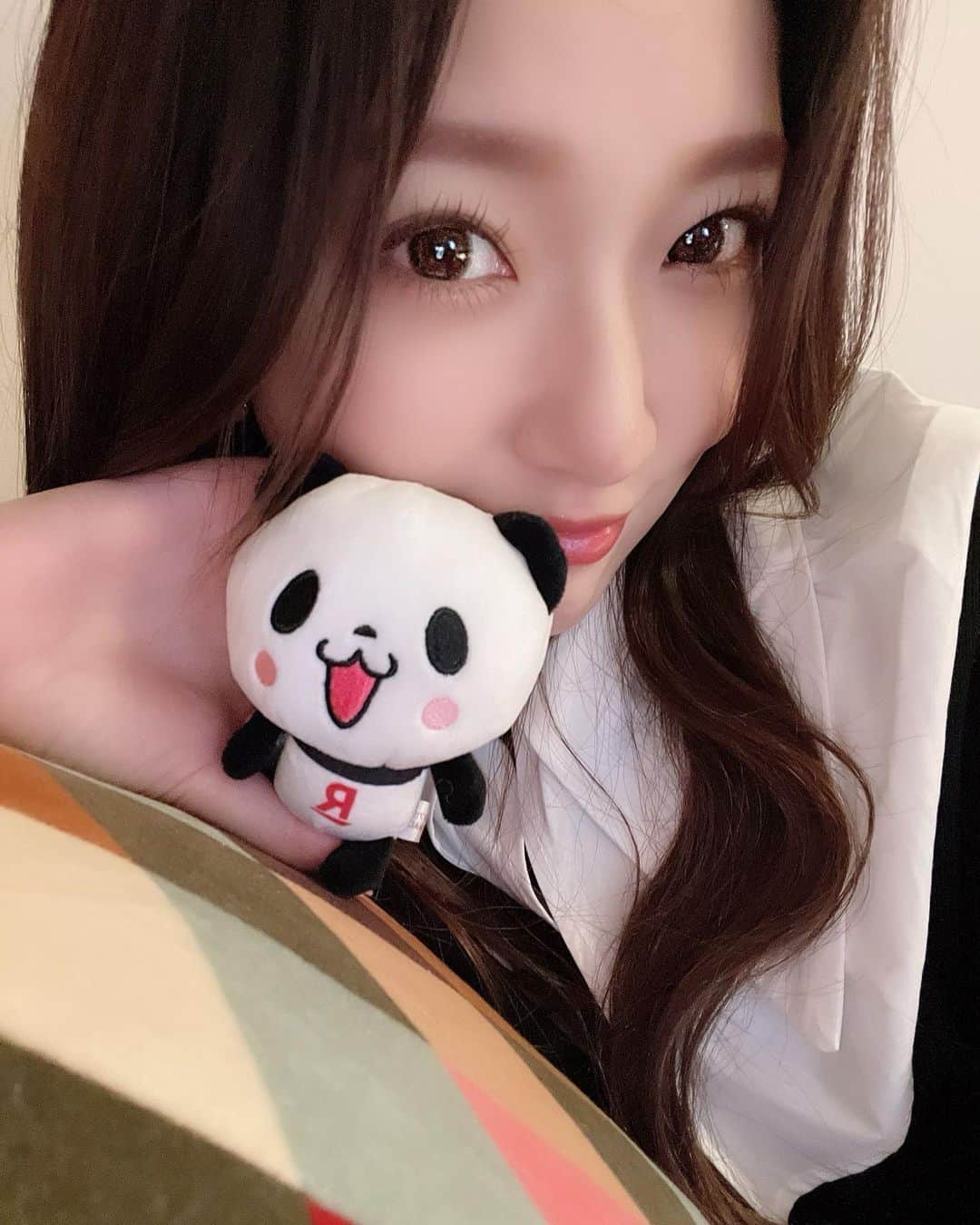 のインスタグラム：「. . みんなケータイのキャリアって 何使ってる？😶 . . . . ちょっと前からさぁ 料金が安いキャリアにみんな変え出したやん？ . . 私も気にはなっててんけど 「アレ確かに安いけど、ほんまに電波入るん⁈ほんまに安いん⁈」って 疑って…😂💦ww . . . でも周りの人に勧められて 思い切って使ってみたん😶✌🏻 . . . . 使うギガ数によって料金は変わってくるけど、 確かに今まで払ってきた料金に比べたら 半額以下になったし こないだ行った沖縄旅行でも那覇とか名護に行ったけど全然電波入ってた❣️ ※公平なサービス提供のため通信速度制限する場合あり。エリア外最大1Mbps。通話料等別 無制限は楽天回線エリアのみ . . . . 楽天ヘビーユーザーは買い物の時に ポイント還元率が上がったりもするから ほんまに色々お得やと思った🫢❤️ . . .  #楽天モバイル#PR #いっちゃん #関西 #関西モデル  #関西フリーモデル #フリーモデル　 #ブライダルモデル #ウェディングモデル #着物モデル #フリーランスモデル #看護師 #ナース #nurse」