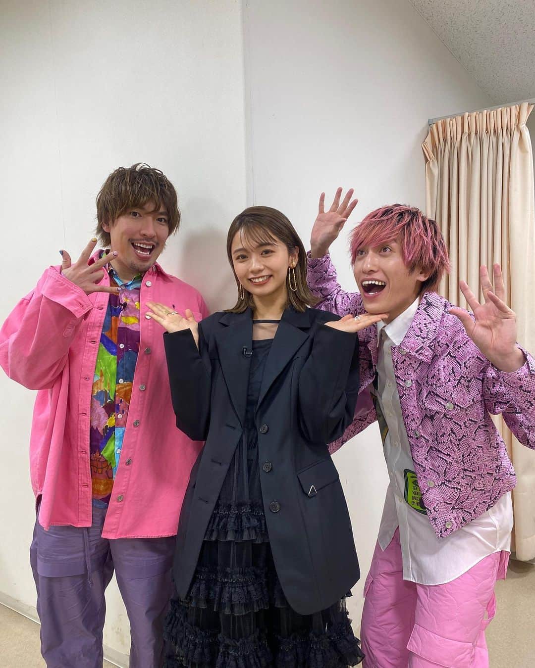 足立佳奈のインスタグラム：「幸せな時間でした！！ 見てくれたみんなありがとう！！ どうだったかなぁ？！  EXITさん率いるヤングチームで、 楽しく歌わせて頂きました！！！ 皆さんとっても優しくて面白くて、年末に沢山笑わせてもらいました！！！  収録終わりに、川畑要さんとも、お写真撮って頂きました！！！ 本当に歌声に心奪われて、私も川畑さんのように歌を歌いたいとおもいました！！！私も頑張りたいです！！」