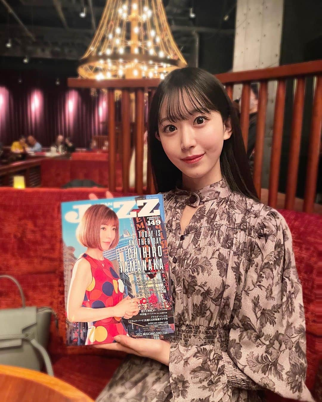 齋れいなのインスタグラム：「今月のJazzJapan 表紙を飾る#山中千尋 さんのバースデーライブ@コットンクラブに行ってきました🌟  山中千尋さん(p) 山本裕之さん(b) 桃井裕範さん(ds)  12/21に発売された新アルバム「Today Is Another Day」2年半ぶり、通算25枚目のアルバムだそうで素敵な曲が沢山….🫶🏻  MCでは終始穏やかに話す山中さん。 曲が始まると人が変わるようで、特にベートーヴェン悲愴のアグレッシブなアレンジとのギャップに魅了されました。  私が個人的に好きな枯葉をアンコールで聴けてテンションがあがった、、！ さらには民謡なども！引き出しがすごい👀  王道曲も、ジャズとはかけ離れた曲も、全部自分のものに引き込める才能を間近に感じて、すっかりファンになってしまいました🫶🏻  そんな山中千尋さん新アルバム「Today Is Another Day」も、【JaZZ JAPAN VOL.149@12/22】もぜひよろしくお願いします。  JazzJapan 第30回テーマは『ビートルズのジャズ・カバー』  本年度最後の回を飾るのは、、 時代や国籍に関係なく愛され聞き継がれている “ビートルズ” の名曲たち🎶  来年もさらにジャズを深掘りしていきますのでよろしくお願いします！ それでは皆様良いお年を〜☺️  #jazzjapan#jazz#音楽雑誌#音楽コラム#エッセイ#コットンクラブ#コットンクラブ東京#ジャズ#齋れいな#女子大生#フルート#ピアノ#blog#blogger#blogpost」