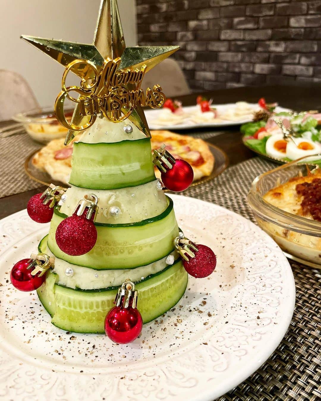 宮下美恵のインスタグラム：「#クリスマスイヴ  今年はお家で三姉妹の娘達とのほほんと🎄❤️✨  お料理は次女ちゃんのリクエストで、 一緒にスーパーへ買い出しからの 次女ちゃんがやりやすいレシピで 仕上げました☺️✨  何が幸せって、、、 ほんとこーゆー普通の時間がいつも、年々幸せです☺️✨✨  #クリスマスパーティー #おうちクリスマス#クリスマス料理 #クリスマスメニュー #クリスマス#クリスマスディナー #三姉妹#歳の差姉妹 #三姉妹ママ #2歳児ママ」