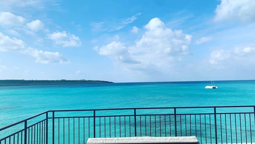 会田幸恵さんのインスタグラム写真 - (会田幸恵Instagram)「真っ白の砂浜とエメラルドグリーンの海🏖 東洋一と言われる前浜ビーチへ🐠🌴」12月29日 22時33分 - yukie.aida