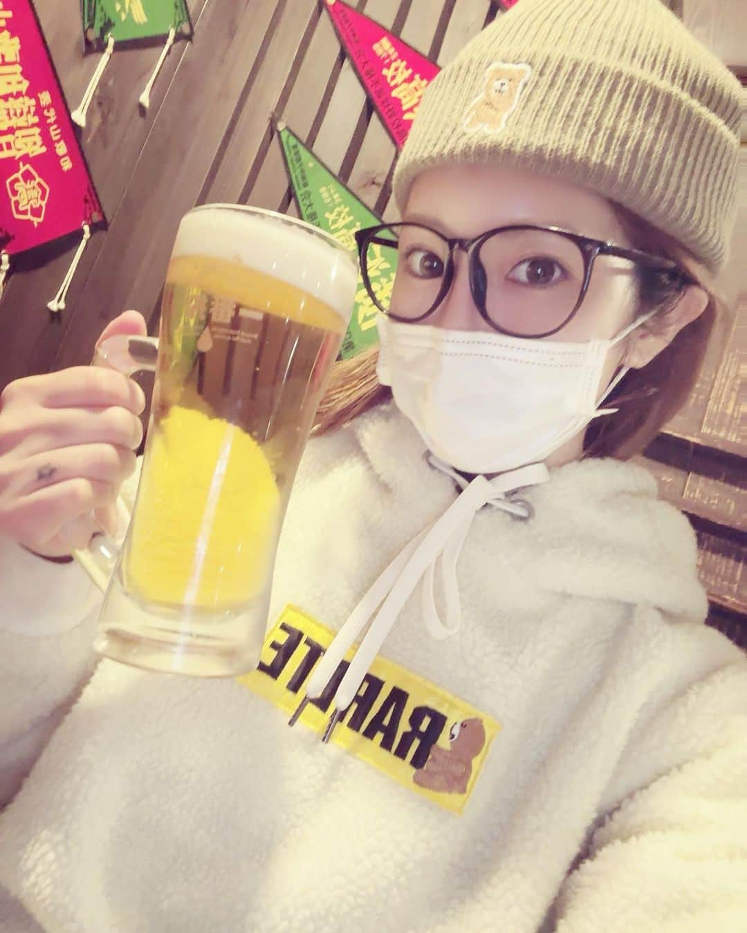 dj..琴さんのインスタグラム写真 - (dj..琴Instagram)「退院👊✨✨タバコが吸いたいのとお酒飲みたいのを我慢してたから速攻吸ったし飲んだ！😏😏笑。。手術失敗して、二日連続で全身麻酔で手術したけど、１回目の失敗の時は痛いみに強い琴でも刃物で滅多刺しにされた感じで痛かった！😅😅しかもその失敗した手術の時、３時間かかったんだけど、夢見た！きっと、、三途の川にイッチャッテタ😂💦💦夢から起こされてびっくり😳😳😤次の日の手術も楽しみにしてたのに見なかった😂完治は全然してないけど、退院したいって言い張って先生がオッケーしてくれたから良かった😏二週間ぐらい自分お疲れ様だよ😂😂😂頑張りました😅😅#自業自得です #お酒は飲んでも呑まれるな #グィ じゃなくて#グリ なのよ！！ @rarete2015 パーカーはもういつのだろー？！ニット帽は、新しく買ってみた🥹🥹ラルテ尽くし🥰🥰🥰🥰似合う？？😂😂#脱臼骨折 #脱臼手術 #足首 #骨折女子 #松葉勢 #まつばぜい #高額医療 #医療ミステリー #全身麻酔 #3回 #即ビール🍺 #退院しました #グリ #ビゴライバー」12月29日 22時37分 - koto5555