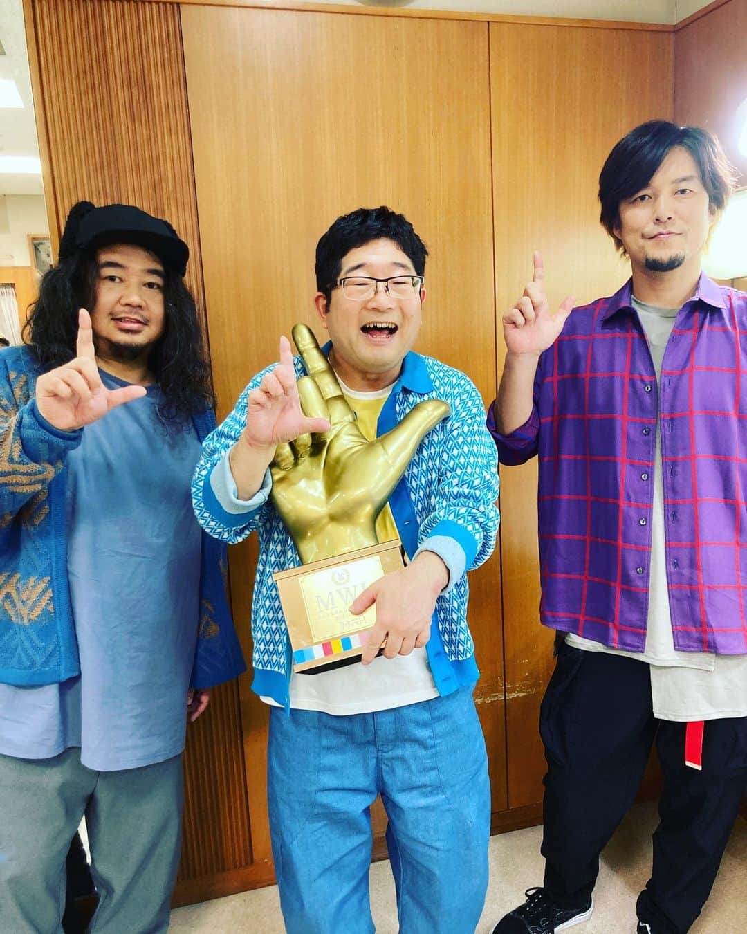 山口隆のインスタグラム：「昨夜の年末大特番、ゴールデンラヴィット！ 話題の番組、ゴールデンラヴィット！にて、MWL(もっとも忘れられないラヴィット)の第1位(‼︎‼︎)と、そのトロフィーをいただきました！  本当に嬉しく幸せです！  僕らの曲もオープニング(ヒューマニティ！)とエンディング(輝きだして走ってく)で2曲演奏させていただきました！ 演者のみなさん、スタッフのみなさんともに僕らの演奏を歓迎していただき、僕らは夢中で思いっきりロックンロールを鳴らすことができました！みなさんのおかげです！  そしてその演奏を観ていただいた視聴者のみなさんからの素敵なメッセージ。それがどれだけ僕に勇気を与えてくれたことか！胸にグッときました！力強く励ましていただきました！夢のような時間と体験を、ホントにありがとうございました！  あの日のあのスタジオの感じ！きらっきらの！ワクワクの！ あそこに居ることが出来て、それを体感することが出来て幸運でした。  これらの事を思うたび、時間が経つほどに、更に更に今回のMWL(もっとも忘れられないラヴィット)第1位の光栄さと有り難み、そしてトロフィーの重さが増してきます。  輝く素晴らしい番組に、少しでも関わることができて幸せです！そこを通して、みなさんと繋がることが出来て幸せです！ あらためまして、ありがとうございました！  #ゴールデンラヴィット　#ラヴィット #サンボマスター」