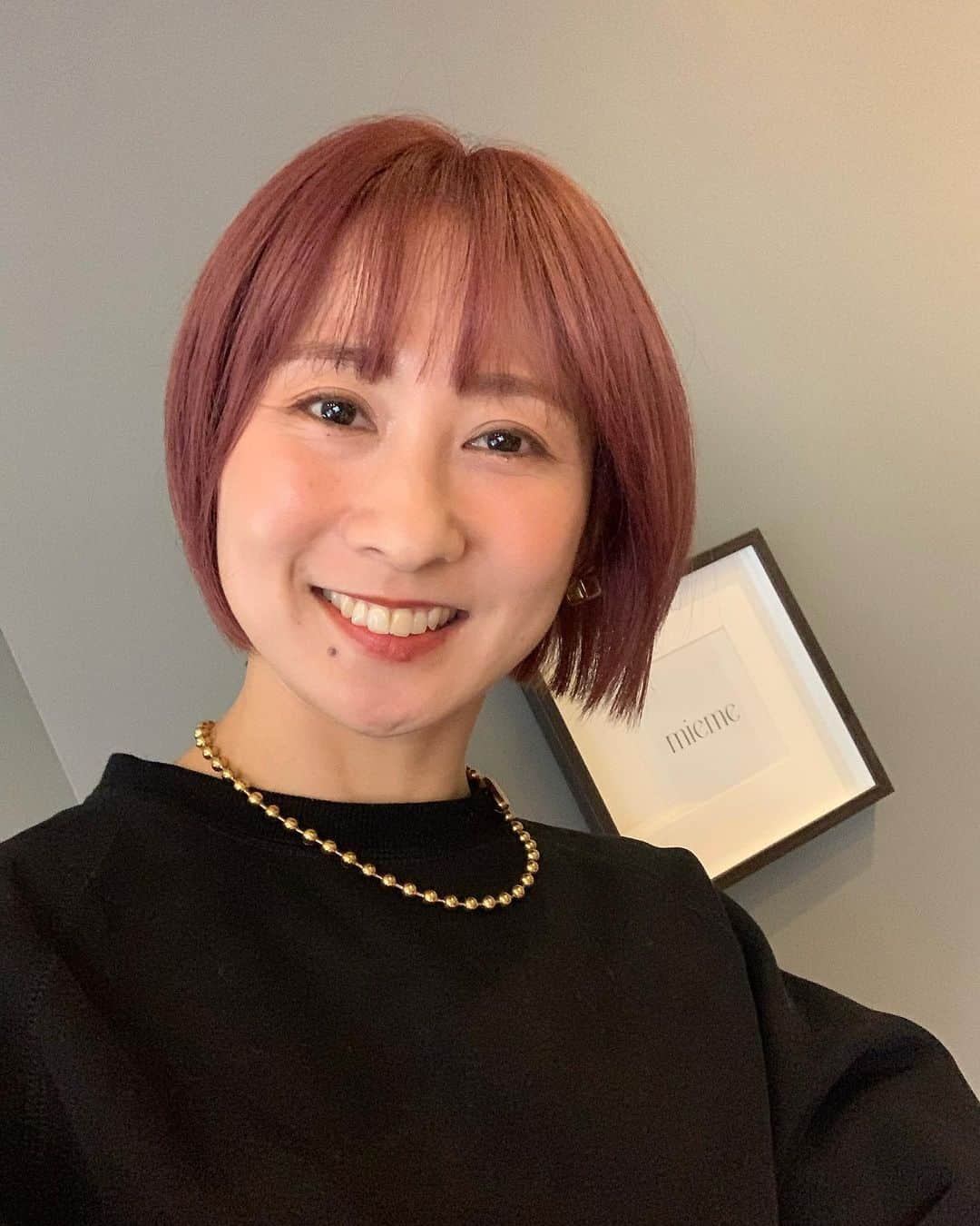 糸数美樹のインスタグラム：「髪きりまーしーたー✂︎  ピンクです。 娘に、「色がチガーウ」と言われまくっています。」