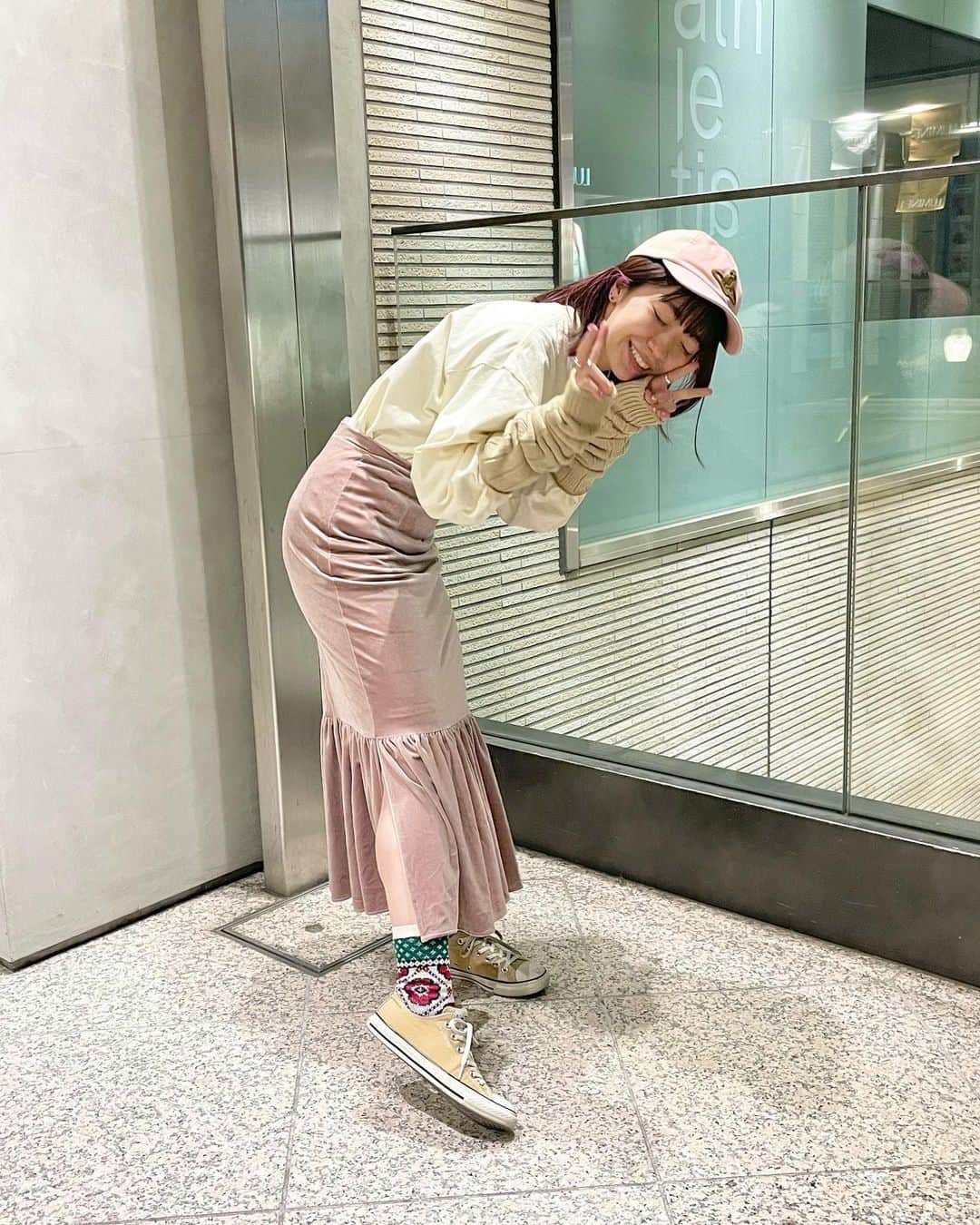 ぱいぱいでか美のインスタグラム：「かみこ靴下🧦♡ . 靴下屋でかみこがモデルしてた靴下とアームウォーマー ようやくゲットしました🫶🏻🫶🏻🫶🏻 花柄のやつほんとお気に入り！いっぱい履く！ アウターの中ごわごわしたくないけど ロンTだと袖口寒すぎるな〜のときに 上からアームウォーマー重ねるの好きです✊🏻 . #靴下屋 #上國料萌衣 さん @moe_kamikokuryo.official  #viviennewestwood #milkfed  #honeymihoney #converse  #でか美私服 #でか美ちゃん」
