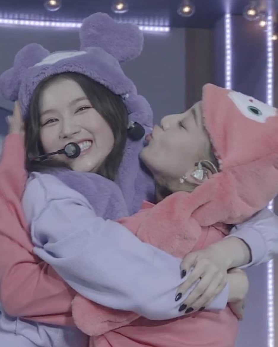 ジヒョさんのインスタグラム写真 - (ジヒョInstagram)「♡ happy birthday to twice‘s sunshine, happy birthday sana!!💓💓⠀ — #HappySanaDay」12月29日 23時42分 - jypjihyo