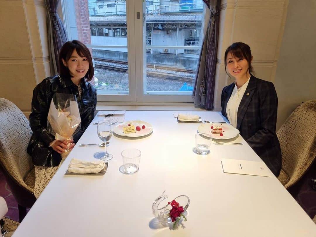 姫路麗さんのインスタグラム写真 - (姫路麗Instagram)「先日、キムスルギプロと「おつかれさま会」ができました♡ また日本でも会えるとは言え、在住での活動9年間を終えて韓国に戻ると聞き、とても寂しい気持ちでした。 日本語を勉強してプロテストを自力で合格し、お客様に愛されるプロボウラーとして活動するスルギプロを尊敬し、凛とした姿勢で歩む美しさに魅了され続けています。 韓国でもきっと忙しい毎日だと思うので、パワフルに頑張るスルギプロを引き続き応援していますね♡  #キムスルギプロ #日本在住 #9年 #おつかれさまでした #韓国 #戻っても #体に気をつけて #元気に #頑張ってね #また #会いましょう」12月29日 23時46分 - himejiurara