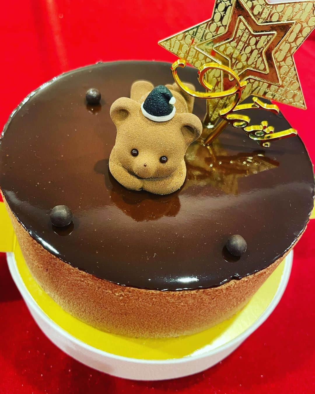 小鳩ミクのインスタグラム：「🕊 いつのまにか年末ですがっぽ！ 今年はクリスマスっぽいことを🎄 出来たのでお裾わけっぽ！  小鳩といつも仲良くしてくれてる みゆちゃん @raita_miyu の 誕生日お祝いと クリスマス前ディナーしたっぽ。 3枚目は知らない間に撮られてた 隠し撮りっぽww 気づいたらもう10年くらいの仲ですっぽ。  25日は毎年祝わせてくれてる えとぴこ @eto444_  と 誕生日お祝いandクリスマスを しましたっぽ🕊🕊 えとぴこと過ごすクリスマスは もはや定番になってきていて 私にとっての恒例行事っぽ。  なんかいつも祝う側の私が 楽しく嬉しく幸せを貰えてて 本当にありがたいっぽぉ。🕊 これからも仲良くしていただきたいっぽ。  大好きなルワンジュ東京(@louange_tokyo)の ケーキも食べれて満足満足っぽお！！  皆様にはサンタさんは 来ましたかっぽ？？🕊🔔  #クリスマス #ルワンジュは海外ツアーの間で予約したっぽw  #お友達」