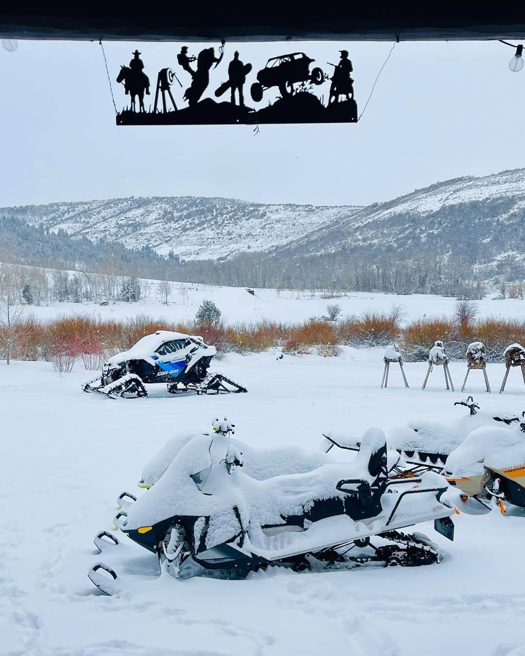 ケン・ブロックのインスタグラム：「This is how some mornings at my ranch in Utah look this time of year – freshly coated with snow! Luckily we have the Ski-doo sleds, Can-Am Mavericks (one on tracks!) and Defender, and the Kubota machinery to dig us out and keep the property maintained. #bestsnowonearth #CanAmMaverickX3 #KubotaCountry #SkiDoo」