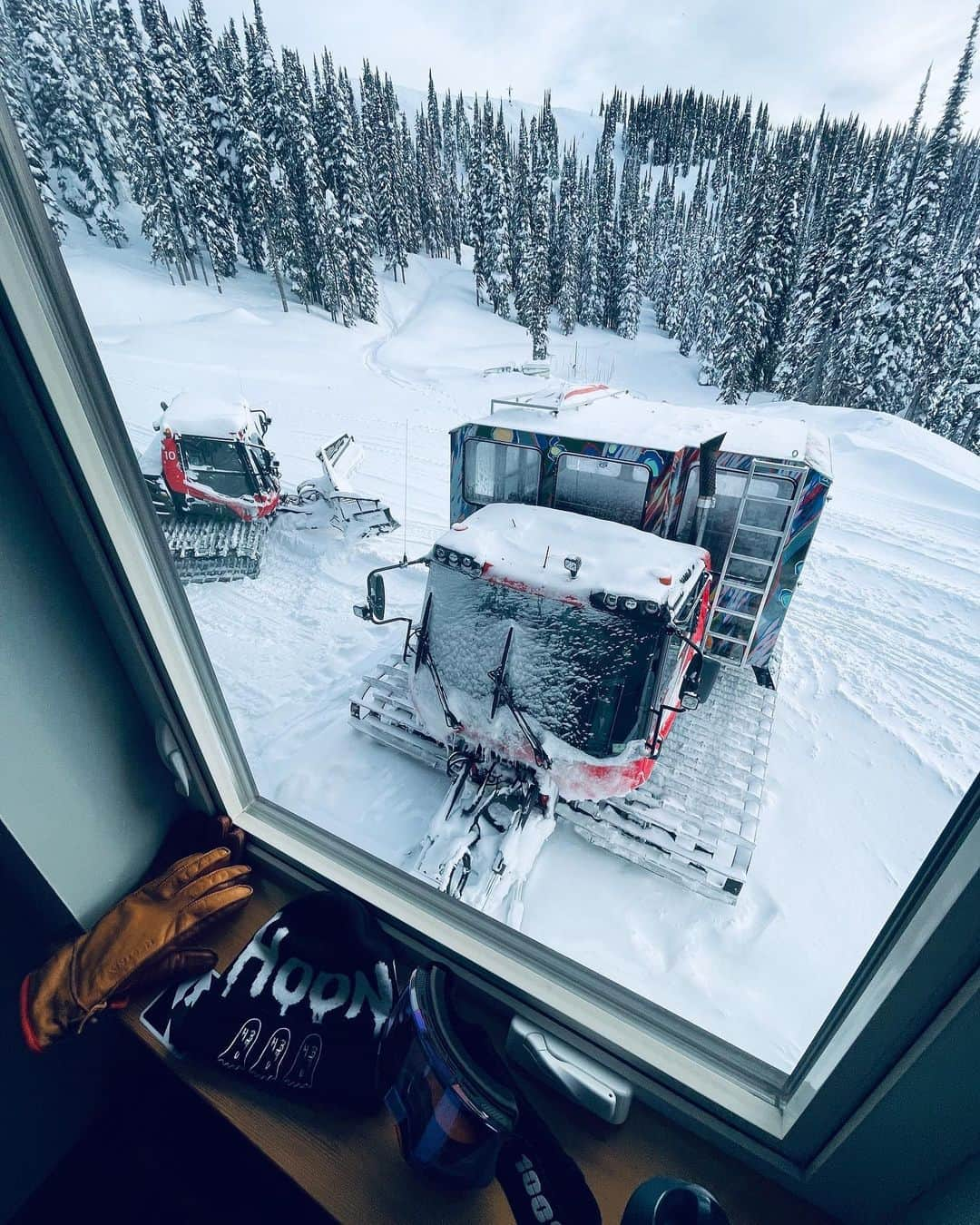 ケン・ブロックのインスタグラム：「One of my fav “hotel room views” in the world: corner room of @BaldfaceLodge, looking out over a snowcat at the Craig Kelly memorial sword handle (at the top of the ridge), with everything draped in a fresh coat of white. Doesn’t get much better than this! #snowboardingparadise #BaldfaceLodge」