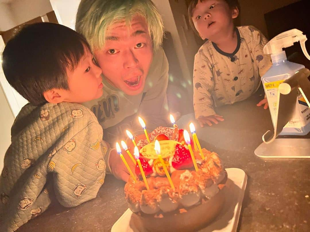 あやなんのインスタグラム：「うーくんお誕生日おめでとう🎂💛 いつも家族を支えてくれてありがとう💗  これからも沢山の人を笑顔に元気にしてください😊🌟  #29歳 #いつもありがとう #パパのろうそくを吹き消したい次男 #顔必死すぎ」