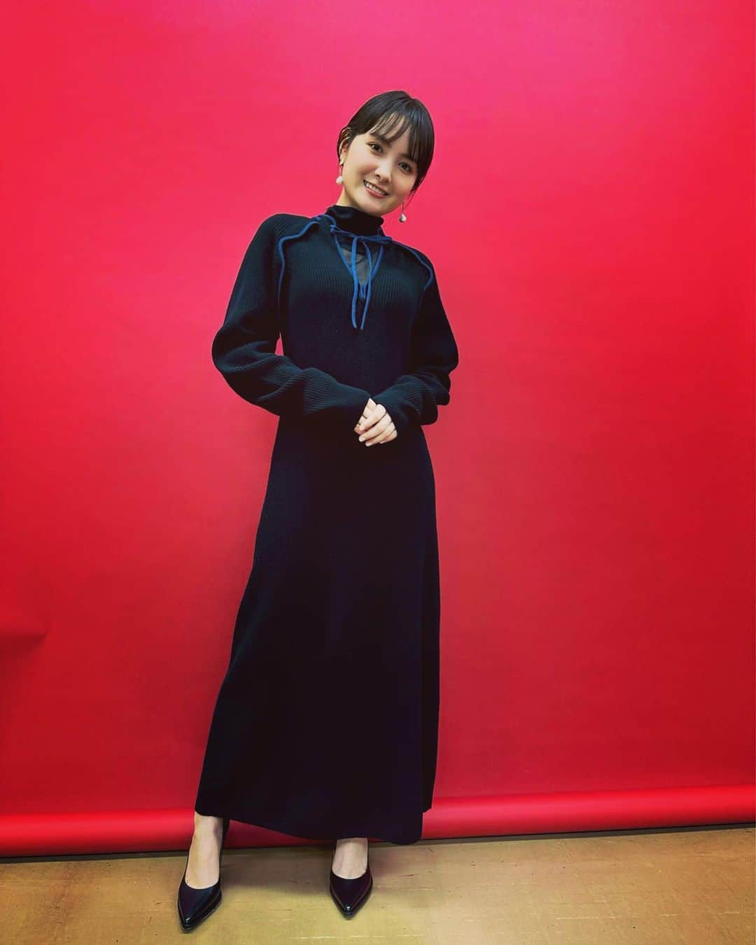 葵わかなのインスタグラム：「「三千円の使いかた」  先日、取材会をしてきました。  役について、作品について、そして2022年の振り返りから来年の抱負まで、色々お話ししましたよ〜 チェックしてもらえると嬉しいです✨  衣装は珍しく黒でした！ 意外と着ないんだよね😳 私服でもそうだけど、ベージュとか白とか明るめの色なんかが多いので、黒って自分的には挑戦カラーなんだけど、とっても素敵な雰囲気でした☺️  👗 @tan_official_jp 💍 @la_chiave_jewelry 👠 @freelance_paris  撮影も順調に進んでます！かなり寒い現場も増えてきているけど、みんなで体調に気をつけて、来年の撮りきりまで楽しみたい！ そして、観てもらえる日が待ち遠しいです☺️  みなさんもお仕事や学校など一年本当にお疲れ様でした。まだ納めてない方はもう少し頑張れ！！応援してます。  今年もあと、2日〜👍」