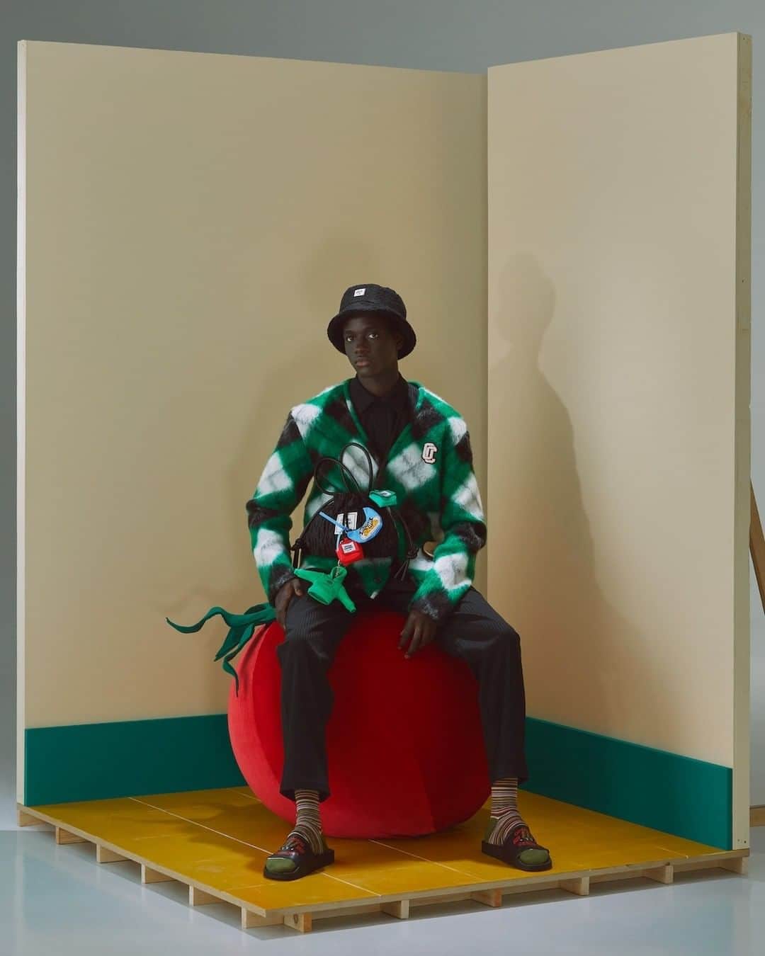 オープニングセレモニーのインスタグラム：「Opening Ceremony Fall / Winter 2022 🍅   Photo by @pietro_cocco Styling by @johannabouvier_ Set Design by @steiner_wolinska」
