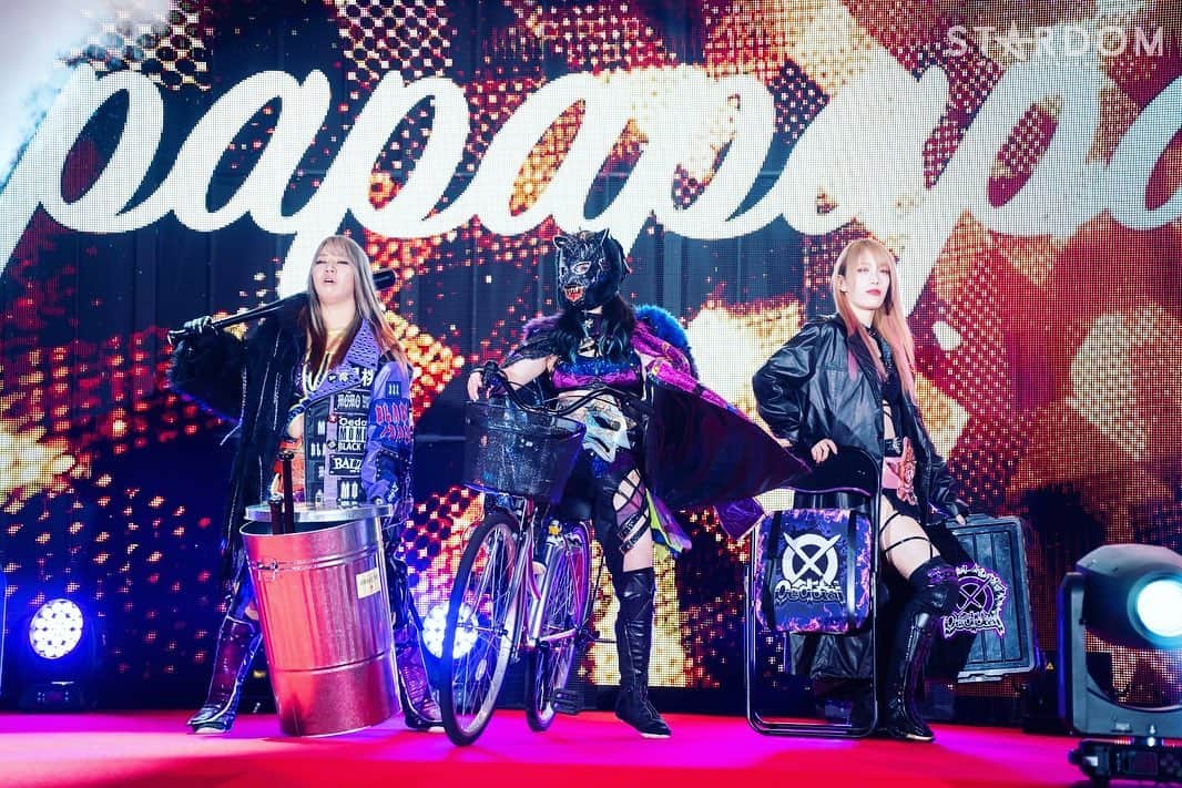 のインスタグラム：「アーティストのベルト失っちまった。 悔しいが次に進むぞ！  つか自転車すげぇ。笑  #SLK #スターライトキッド #鹿島沙希 #渡辺桃 #OED #OEDotai #大江戸隊 #スターダム #女子プロレスラー #アーティストオブスターダム」