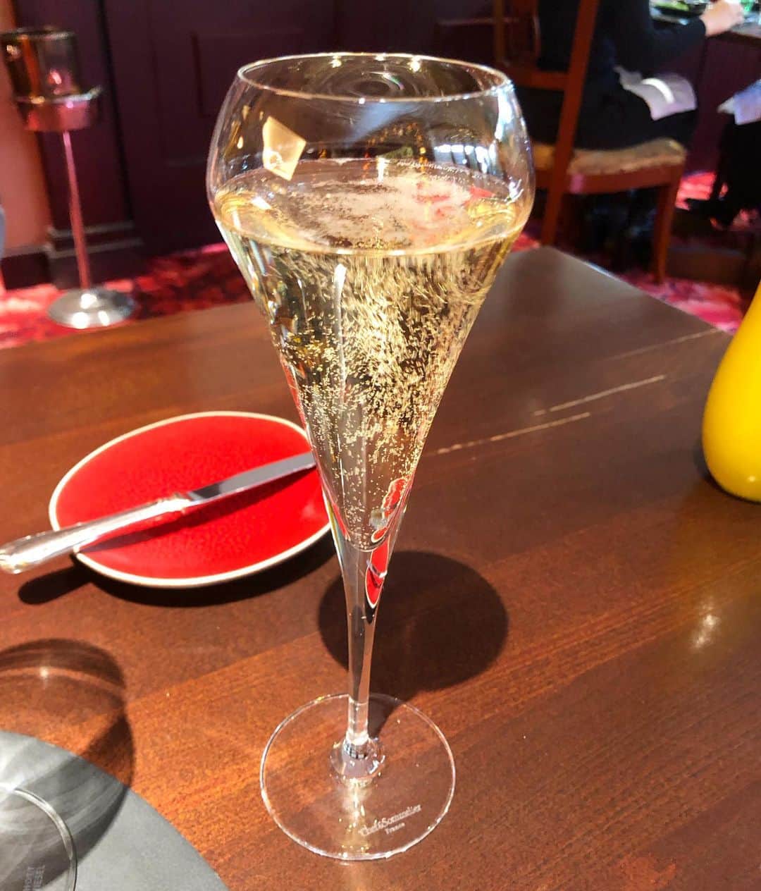 白羽ゆりのインスタグラム：「２８日にお誕生日を迎えました🥰  楽屋に行ったらたくさんのプレゼントが😭💕💕  びっくりしました‼️  今年は本当に激動の１年でした。ハリーポッターに受かって夢のような毎日だったけど、長い稽古と本番と怪我と体調不良の休演と。。人生の中の嬉しい事と辛い事がいっぺんに来たような年でした。  ただ本当にたくさんの方に励まして頂き助けて貰えた１年でもありました。  ロングランの大変さを共有できているキャストのみんなのおかげで、なんとかここまで来たという感じです。仲間がいるって最高！  私は今日仕事納めでした。  40代まだまだ楽しい💕  色んな人に出会えて幸せな１年でもありました。  ファンの皆さま！ 事務所にプレゼントとお手紙送って下さりありがとうございました🎁  応援して下さってる皆さん！ 今年もありがとうございました🥰  来年もよろしくお願いします。」