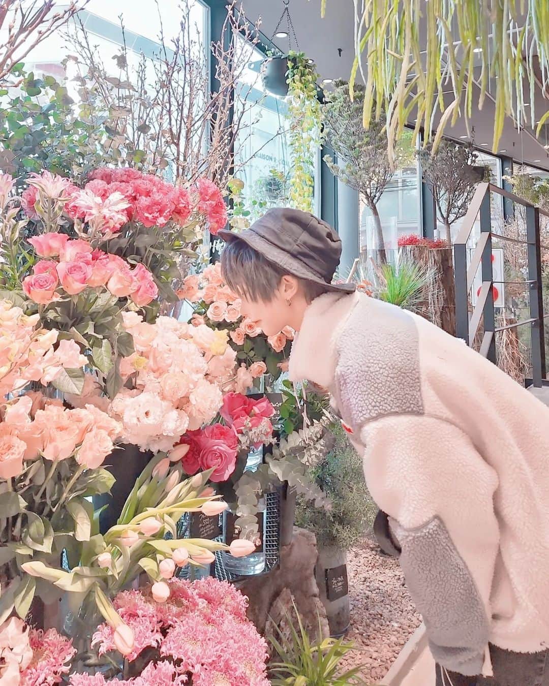 ひかりんさんのインスタグラム写真 - (ひかりんInstagram)「The whole store smelled like flowers 🌸🌺🌹🏵️💐🌼🪷🌹🌺🌸🌺 #aoyamaflowermarket #cosplay #tokyo」12月30日 1時17分 - __hikarin
