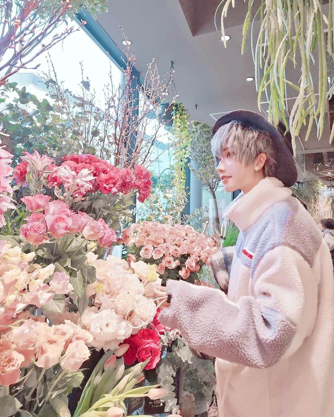 ひかりんのインスタグラム：「The whole store smelled like flowers 🌸🌺🌹🏵️💐🌼🪷🌹🌺🌸🌺 #aoyamaflowermarket #cosplay #tokyo」