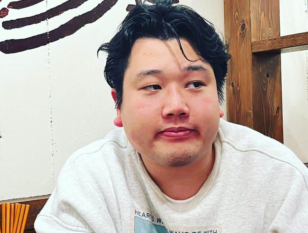 桃沢健輔さんのインスタグラム写真 - (桃沢健輔Instagram)「デンコーセッカさんのライブ「センセーコーゲキ」が今年のライブ納めでした。 今年は今までより色々なライブに出させて頂いたありがたい一年でした。 お越し頂いた方ありがとうございました！ またたまにでもお待ちしてます。 今年一年撮ったけど使い所がなかった写真を投稿します。  1.2枚目 センセーコーゲキ  3 仁丹天丼丸三角のときの青色1号さん  4 飲んでる時に髪型がキモくなってたモシモシまぐろさん  5 ラフターナイトチャンピオンライブの楽屋で、 きしたかのの岸さんが「古川はあの時も生乾き臭かった」という話をしてるのを聞いてる時のサスペンダーズの古川さん  6 同じくラフターナイトの時にネタ合わせしてるママタルトさん 肥満さんがでかすぎて檜原さんが消えてる  7 KOC準決勝行けた時にしんいちさんが送ってくれた写真  8 「笑武」という番組で、一本前に収録してた土佐兄弟さんの楽屋から、土佐さんが残した弁当を持ってきたスーパー3助さん  9 年始ごろのコントパークの楽屋」12月30日 1時56分 - momozawa_kinnokuni