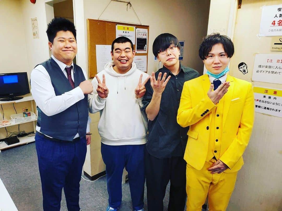 桃沢健輔のインスタグラム：「デンコーセッカさんのライブ「センセーコーゲキ」が今年のライブ納めでした。 今年は今までより色々なライブに出させて頂いたありがたい一年でした。 お越し頂いた方ありがとうございました！ またたまにでもお待ちしてます。 今年一年撮ったけど使い所がなかった写真を投稿します。  1.2枚目 センセーコーゲキ  3 仁丹天丼丸三角のときの青色1号さん  4 飲んでる時に髪型がキモくなってたモシモシまぐろさん  5 ラフターナイトチャンピオンライブの楽屋で、 きしたかのの岸さんが「古川はあの時も生乾き臭かった」という話をしてるのを聞いてる時のサスペンダーズの古川さん  6 同じくラフターナイトの時にネタ合わせしてるママタルトさん 肥満さんがでかすぎて檜原さんが消えてる  7 KOC準決勝行けた時にしんいちさんが送ってくれた写真  8 「笑武」という番組で、一本前に収録してた土佐兄弟さんの楽屋から、土佐さんが残した弁当を持ってきたスーパー3助さん  9 年始ごろのコントパークの楽屋」