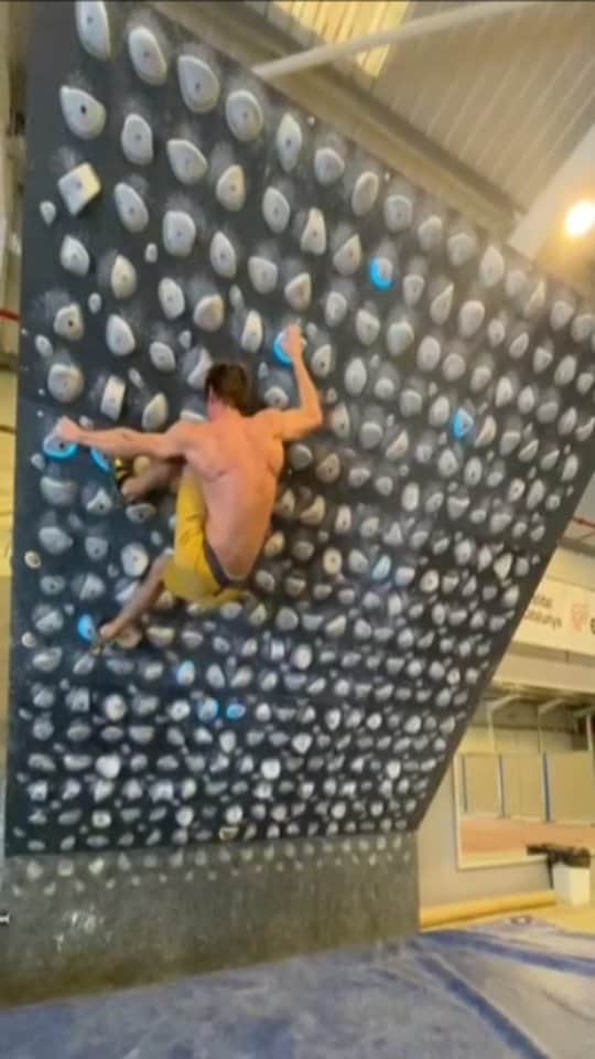 ヨルグ・バーホーベンのインスタグラム：「I'm climbing again!👾🔥🦧✌️ Three weeks ago i partially tore my A2 pulley, so i've been trying to go easy for a while, and now i'm slowly building up to hard climbing again. All the built-up psyche is coming out now and it's hard not to go nuts 😆 So far, I still only half crimp, which works surprisingly well, even trying hard routes in the 9a-9b range. I also set some enduro boulders on the @kilterboard, time to get fit and healed again! 🔥 Thanks @svanabjarnason for the psyche and @polortis for the super training area 👊👊👊  @marmot_mountain_europe @lasportivagram @petzl_official @vibram #catalunyadreamin' #project9b」