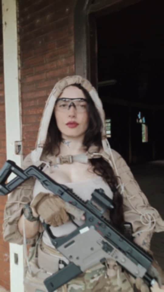 Anna Vargasのインスタグラム：「Biscoitando sim, porque me sinto mó gata usando esse hood.😌🐍 By @jpequipamentos . . . #milsim #airsoft #airsoftgirl #airsoftbrasil #tacticalgear #tacticool #looktatico #lookinho」