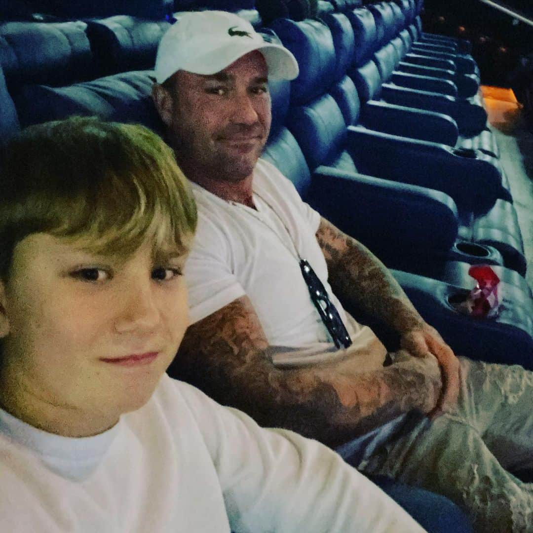 ジャクソン・ビーバーのインスタグラム：「Movie time with pops #avatar the way of water」