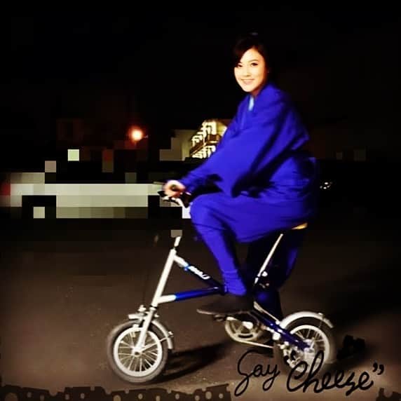 のインスタグラム：「ご縁あって本日、【KEIRIN GRANDPRIX 🇯🇵2022 HIRATSUKA 】へ行ってきます🚴‍♀️❣️ バンク内にて15:10頃からspecial talk showがあり✨そして、今年の日本一を決める11R終了後に行われる表彰式のプレゼンターをつとめることになりました✨ レースも，バンク内も初体験。競輪は見応えが凄まじい‼️とよく聞きます。日夜，苦しいトレーニングに耐えて、レースに懸ける選手の皆さんの音と風を感じてきます‼️楽しみで仕方ない🙌 写真がゆるくて申し訳ないです🤣日頃から割と自転車には乗るのですが、颯爽と自転車をこぐ姿が見当たりませんでした☺︎   この写真は、京都の太秦の撮影所で移動に使っていた自転車🚲w そんな【大江戸捜査網】の再放送が本日朝の5:45〜8:00まであるそうです⭐︎ 稲津お龍として奮闘してます。〝死して屍、拾う者無し‼️〟  #keirin  #grandprix #talkshow  #presenter  #bicycle  #大江戸捜査網  #太秦 #映画村 #稲妻お竜 #死して屍拾う者なし」