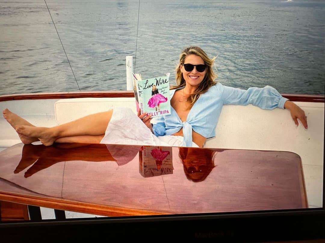 アリ・ラーターのインスタグラム：「I have to say how much I adore this woman! She is an ace card, and her book is sharp and funny. I had known her from Live, but got to really hang when @instasuelos and I were shooting Pitch. This couple’s love and honestly is so refreshing. This is a woman that makes me laugh out loud with her wit and it’s all in her book, Live Wire. Congrats Kelly on your Jersey side hustle! And thank you for supporting my Jersey side hustle! If you are a Jersey girl or are married to one, then Good luck and God Bless! @kellyripa」